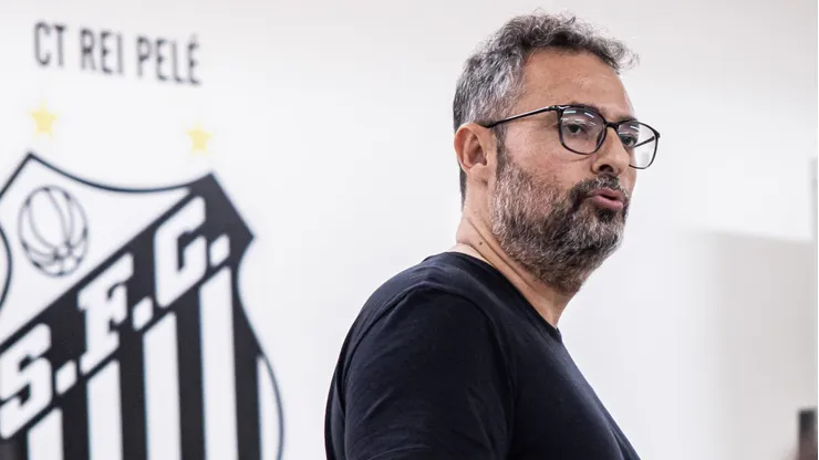Diretor monitora o mercado - Foto: Raul Baretta/Santos FC.