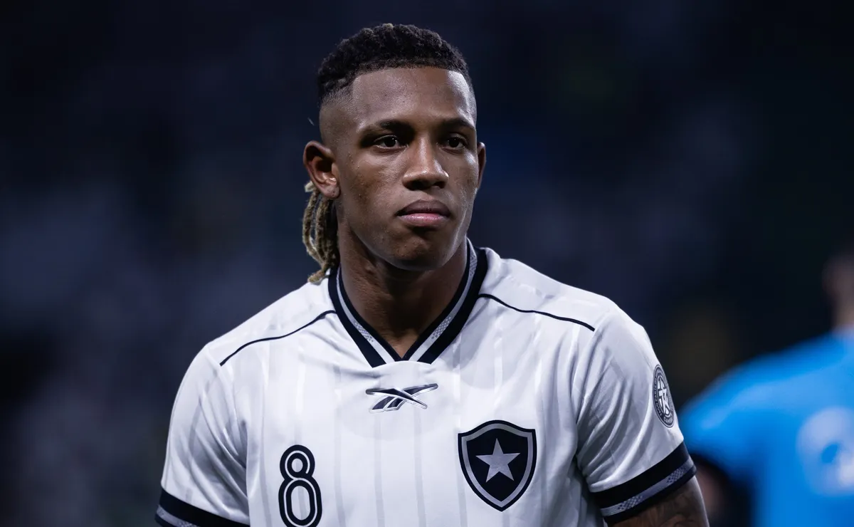 Flamengo perde força por Danilo após decisão de retorno à Europa aparecer