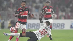 Bruno Henrique jogador do Flamengo disputa lance com Robert Renan jogador do Vasco durante partida no estadio Maracana pelo campeonato Carioca 2026. Foto: Thiago Ribeiro/AGIF