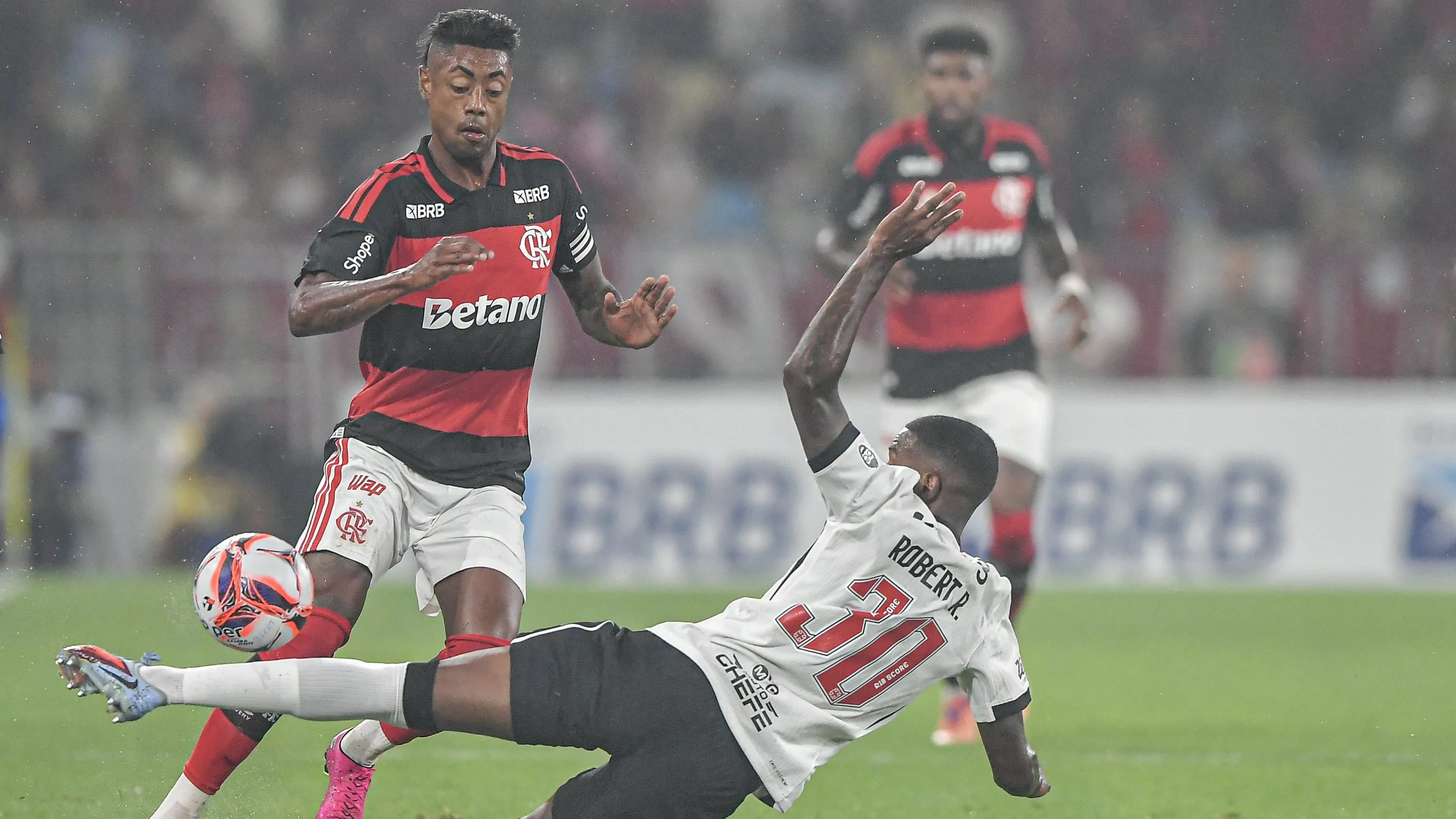 Bruno Henrique jogador do Flamengo disputa lance com Robert Renan jogador do Vasco durante partida no estadio Maracana pelo campeonato Carioca 2026. Foto: Thiago Ribeiro/AGIF