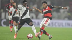 Plata jogador do Flamengo disputa lance com Andres Gomez jogador do Vasco durante partida no estadio Maracana pelo campeonato Carioca 2026. Foto: Thiago Ribeiro/AGIF