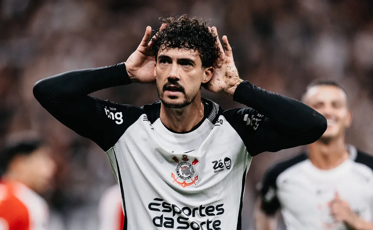 Gustavo Henrique se torna vice-artilheiro do Corinthians na temporada após marcar contra o Peñarol