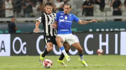 Christian, jogador do Cruzeiro disputa lance com Alan Franco jogador do Atlético durante partida no estadio Mineirao pelo campeonato Mineiro 2026. Foto: Gilson Lobo/AGIF