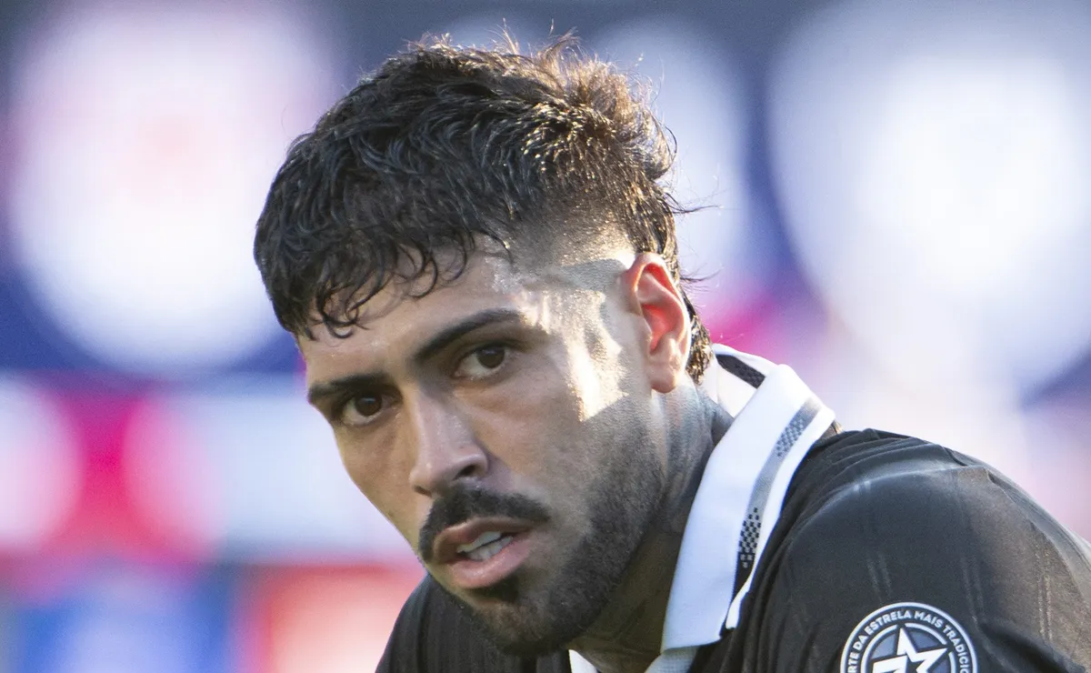Alexander Barboza está com sua passagem próxima do fim no Botafogo e não é relacionado por Franclim