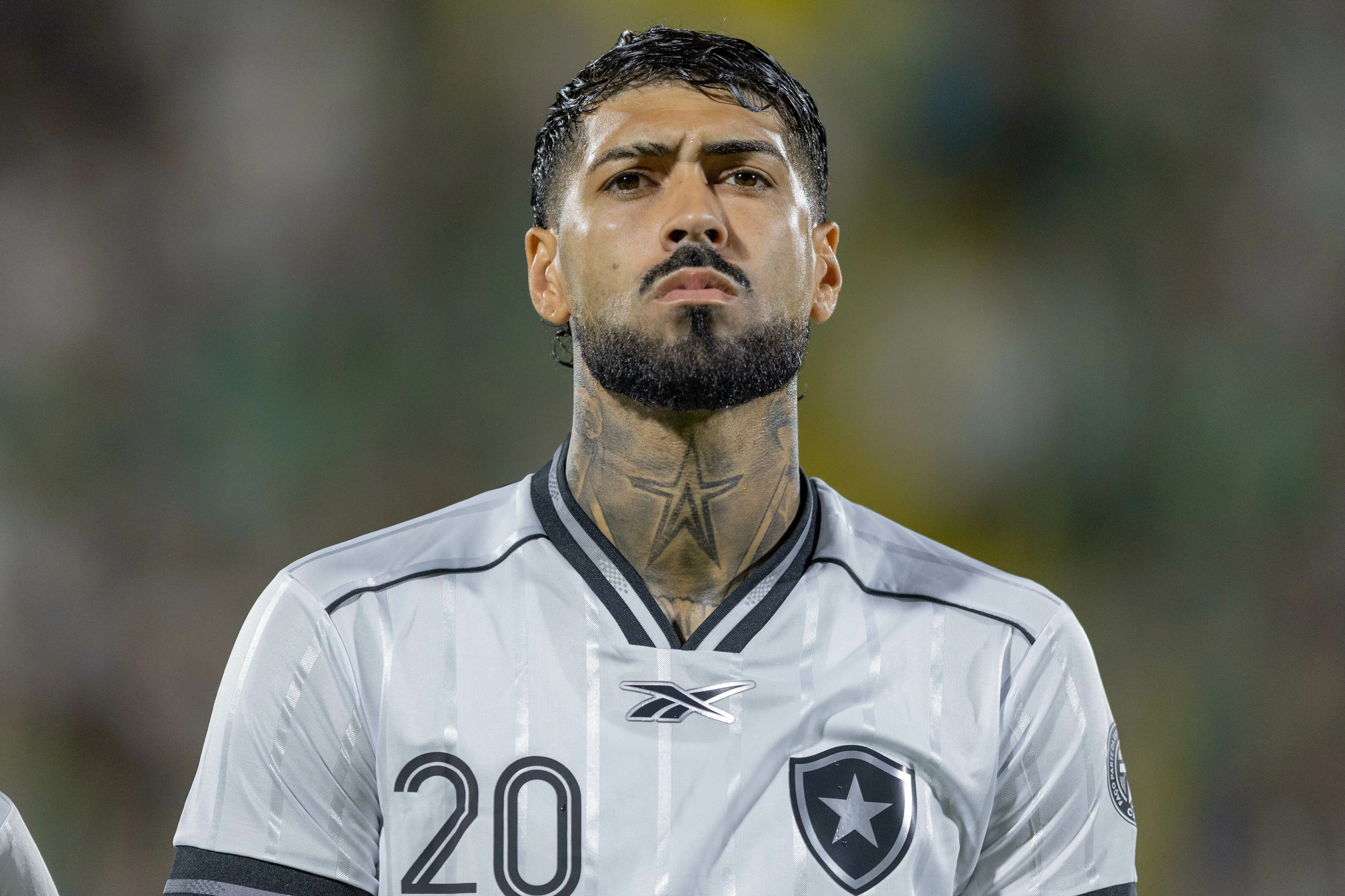 Alexander Barboza  jogador do Botafogo durante partida contra o Chapecoense no estadio Arena Conda pelo campeonato Brasileiro A 2026. Foto: Liamara Polli/AGIF