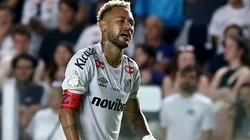 Neymar, jogador do Santos, durante partida contra o Coritiba no estadio Vila Belmiro pelo campeonato Copa Do Brasil 2026. Foto: Mauricio De Souza/AGIF