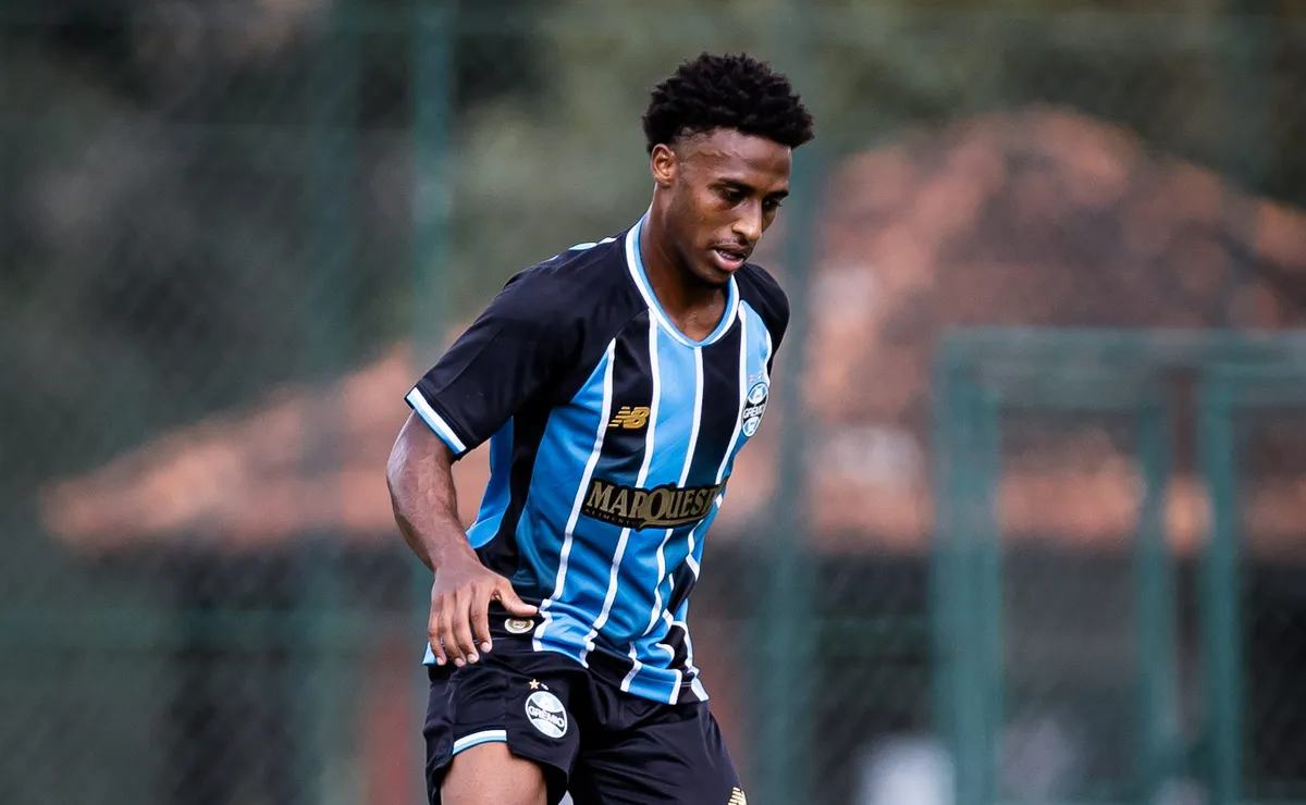 Arthur Júnior ganha força no Grêmio, cresce no elenco e se consolida como nome em ascensão
