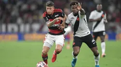 Carrascal jogador do Flamengo disputa lance com Thiago Mendes jogador do Vasco durante partida no estadio Maracana pelo campeonato Carioca 2026. Foto: Thiago Ribeiro/AGIF