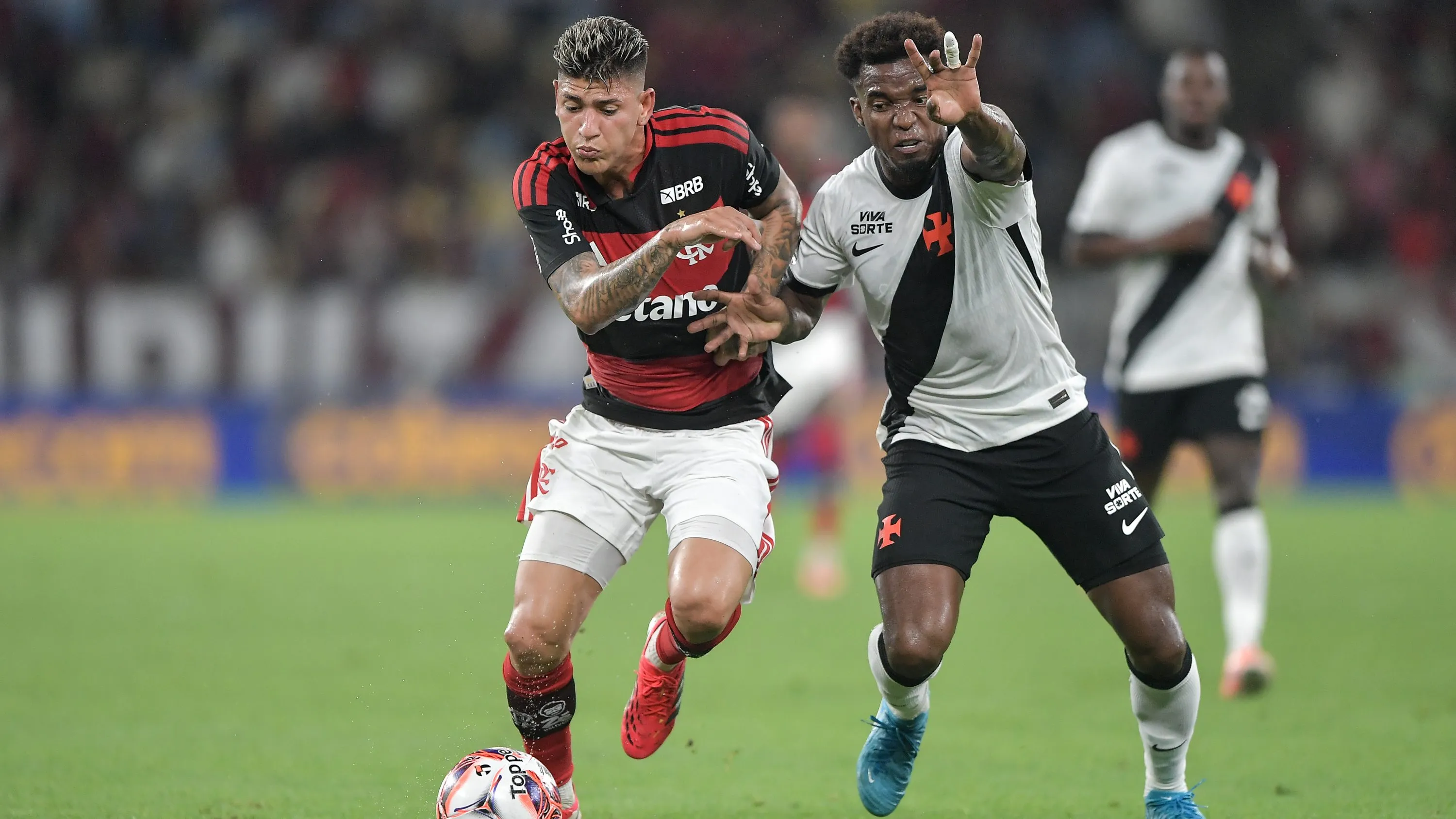Carrascal jogador do Flamengo disputa lance com Thiago Mendes jogador do Vasco durante partida no estadio Maracana pelo campeonato Carioca 2026. Foto: Thiago Ribeiro/AGIF