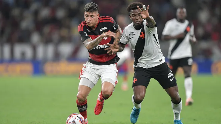 Carrascal jogador do Flamengo disputa lance com Thiago Mendes jogador do Vasco durante partida no estadio Maracana pelo campeonato Carioca 2026. Foto: Thiago Ribeiro/AGIF