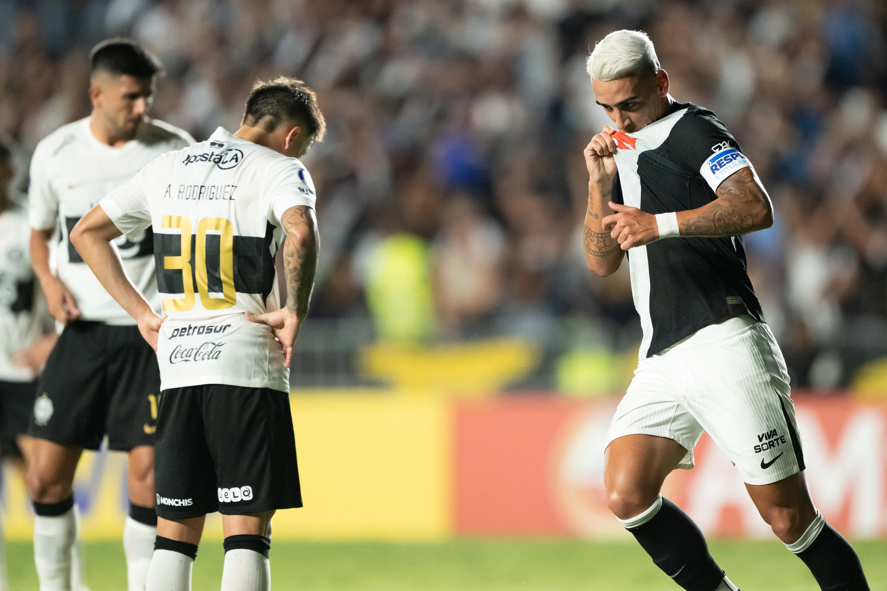 RJ – RIO DE JANEIRO – 30/04/2026 – COPA SUL-AMERICANA 2026, VASCO X OLIMPIA – Puma Rodriguez jogador do Vasco comemora seu gol durante partida contra o Olimpia no estadio Sao Januario pelo campeonato Copa Sul-Americana 2026. Foto: Jorge Rodrigues/AGIF