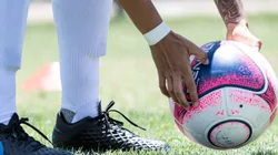 Mineiro Feminino 2019, America-MG X Atletico-MG - Jane jogadora do America-MG batendo escanteio e o detalhe da tatuagem durante partida no estadio Sesc Venda Nova pelo campeonato Mineiro Feminino 2019
