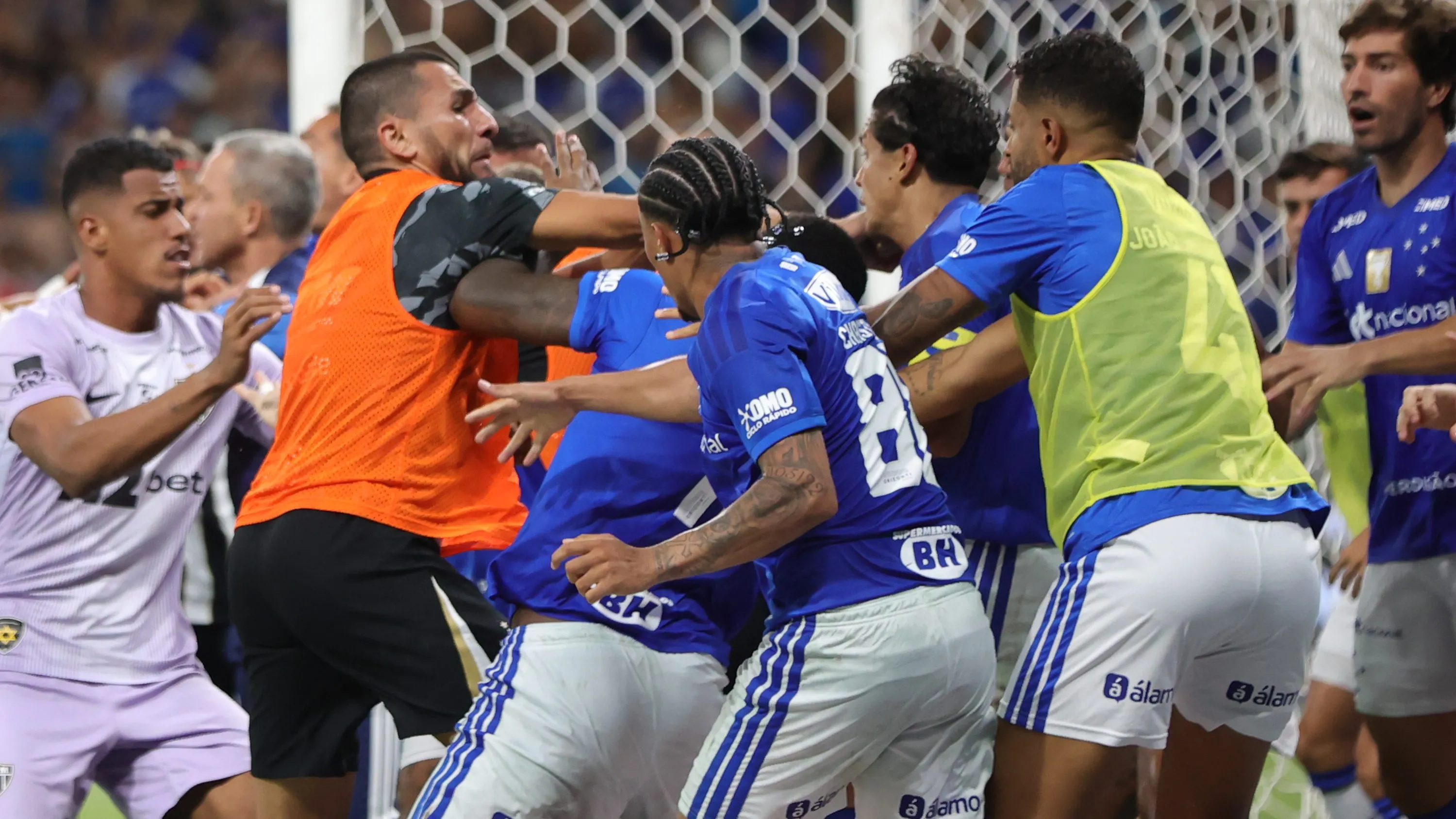 Briga generalizada em Cruzeiro X Atlético. Foto: Gilson Lobo/AGIF