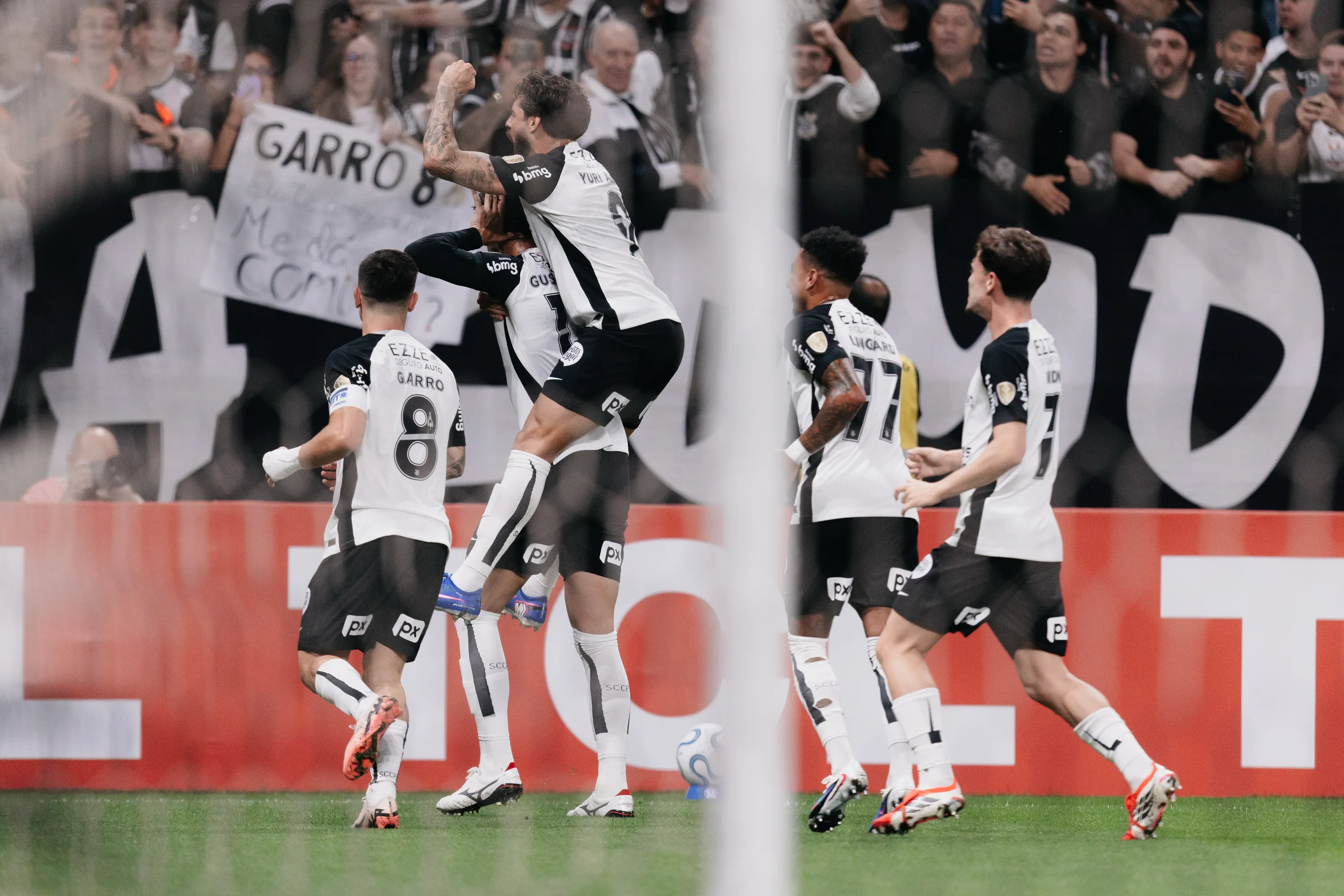 SP – SÃO PAULO – 30/04/2026 – COPA LIBERTADORES 2026, CORINTHIANS X PEÑAROL – Gustavo Henrique jogador do Corinthians comemora seu gol com jogadores do seu time durante partida contra o Peñarol no estádio Arena Corinthians pelo campeonato Copa Libertadores 2026. Foto: Guilherme Veiga/RP FOTOPRESS/AGIF