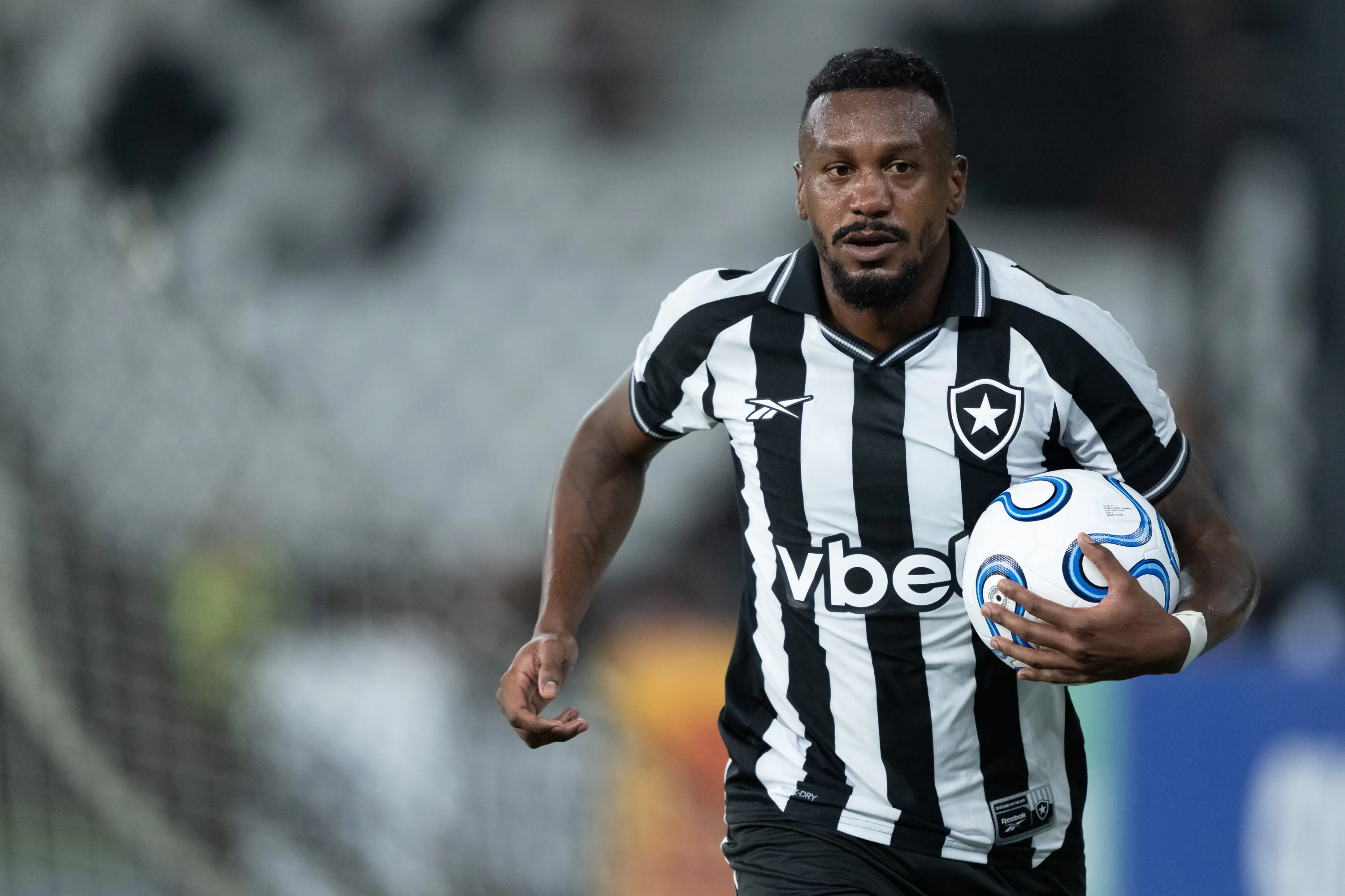 RJ – RIO DE JANEIRO – 28/04/2026 – COPA SUL-AMERICANA 2026, BOTAFOGO X INDEPENDIENTE PETROLERO – Edenilson jogador do Botafogo durante partida contra o Independiente Petrolero no estadio Engenhao pelo campeonato Copa Sul-Americana 2026. Foto: Jorge Rodrigues/AGIF