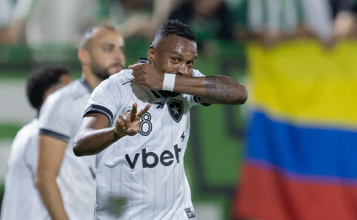 Edenilson destaca trabalho de Franclim e aponta mudança de ambiente no Botafogo