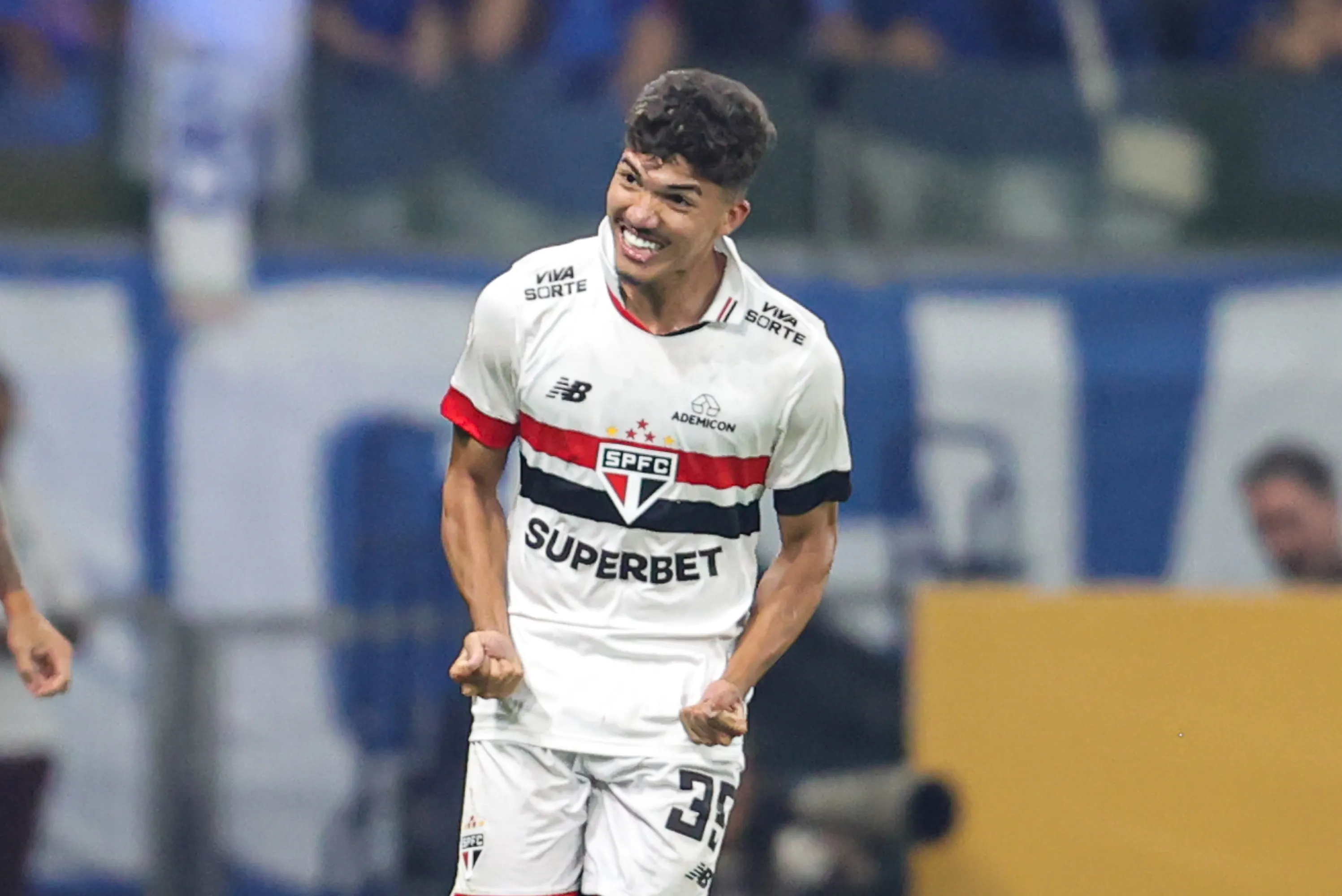 MG – BELO HORIZONTE – 15/09/2024 – BRASILEIRO A 2024, CRUZEIRO X SAO PAULO – William Gomes, ex jogador do Sao Paulo, durante partida contra o Cruzeiro no estadio Mineirao pelo campeonato Brasileiro A 2024. Foto: Gilson Lobo/AGIF