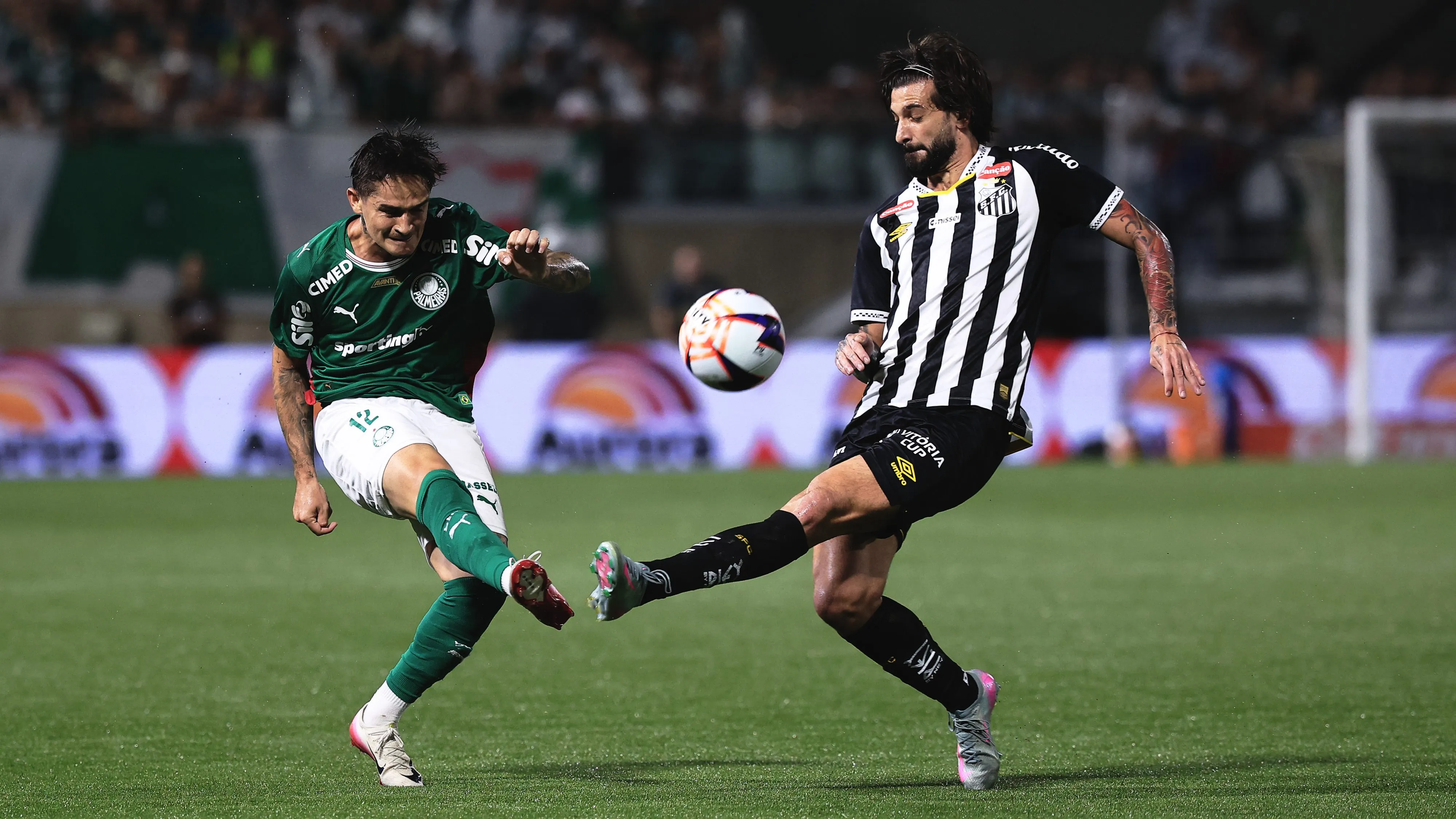 Khellven jogador do Palmeiras disputa lance com Lautaro Diaz jogador do Santos durante partida no estadio Arena Barueri pelo campeonato Paulista 2026. Foto: Ettore Chiereguini/AGIF