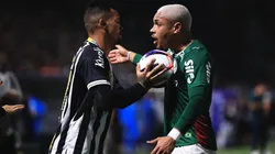Vitor Roque jogador do Palmeiras discute com jogador Ze Ivaldo do Santos durante partida no estadio Arena Barueri pelo campeonato Paulista 2026. Foto: Ettore Chiereguini/AGIF