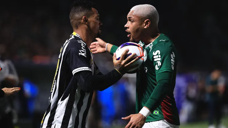 Vitor Roque jogador do Palmeiras discute com jogador Ze Ivaldo do Santos durante partida no estadio Arena Barueri pelo campeonato Paulista 2026. Foto: Ettore Chiereguini/AGIF