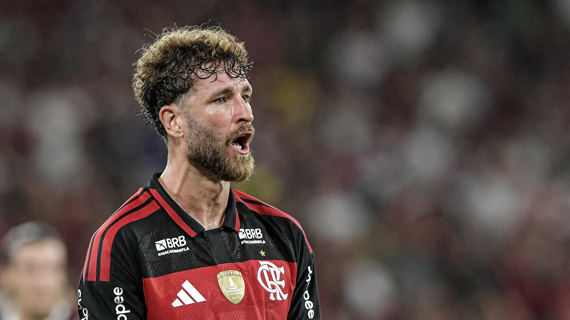 Léo Pereira pode voltar ao time titular – Foto: Thiago Ribeiro/AGIF