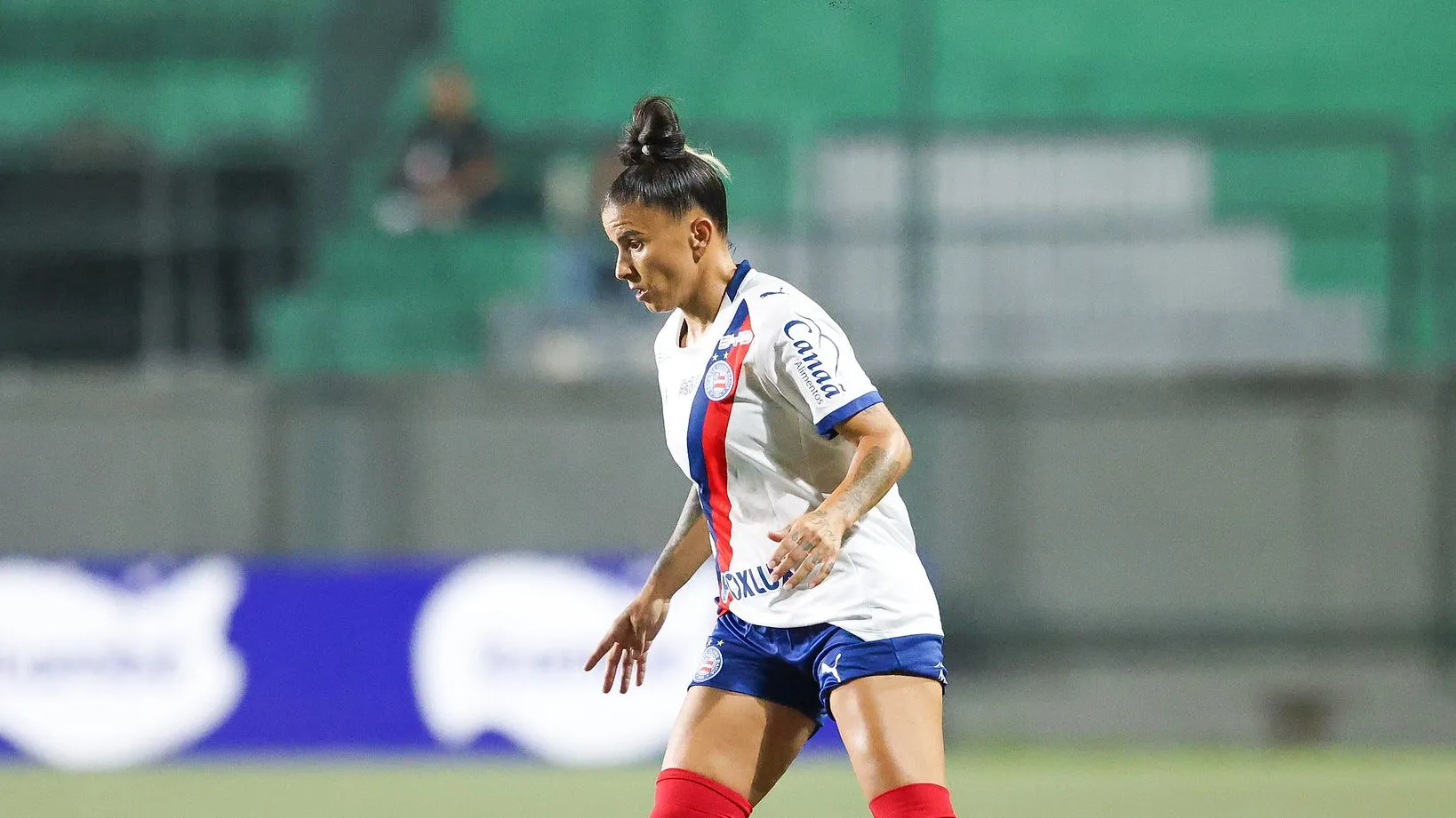 Jogadora do Bahia em campo contra o Grêmio