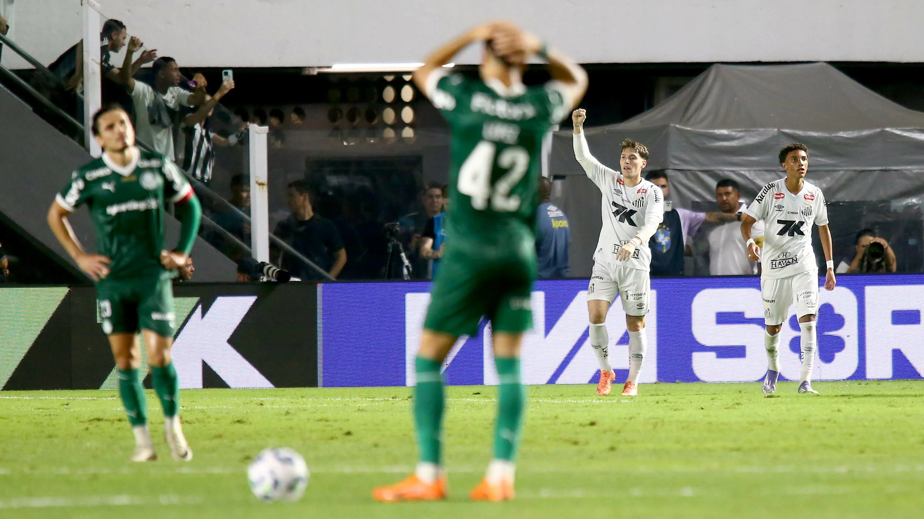 Rollheiser comemora seu gol durante partida contra o Palmeiras no estadio Vila Belmiro pelo campeonato Brasileiro A 2025. Foto: Mauricio De Souza/AGIF