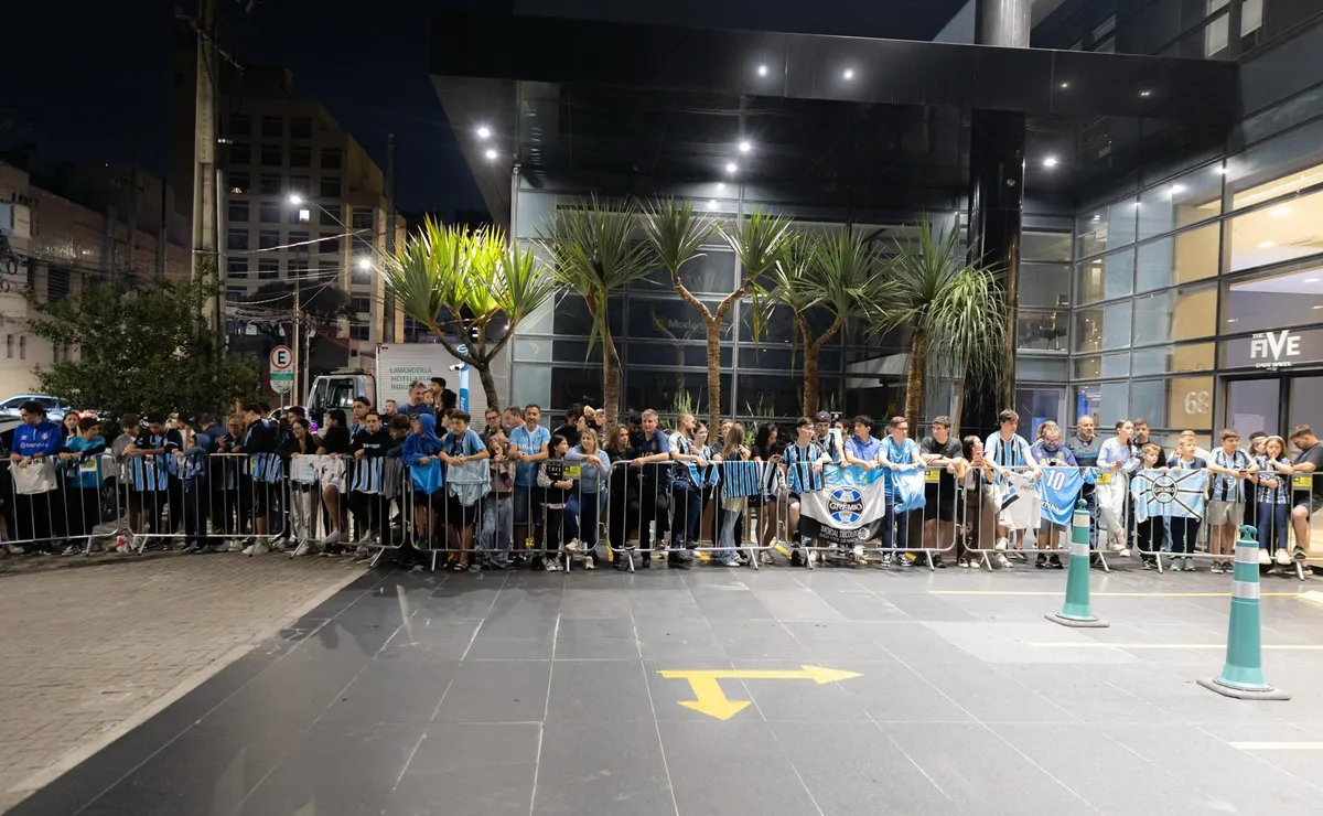Torcida do Grêmio mantém apoio fora de casa e cobra resposta em campo mesmo com ausências importantes