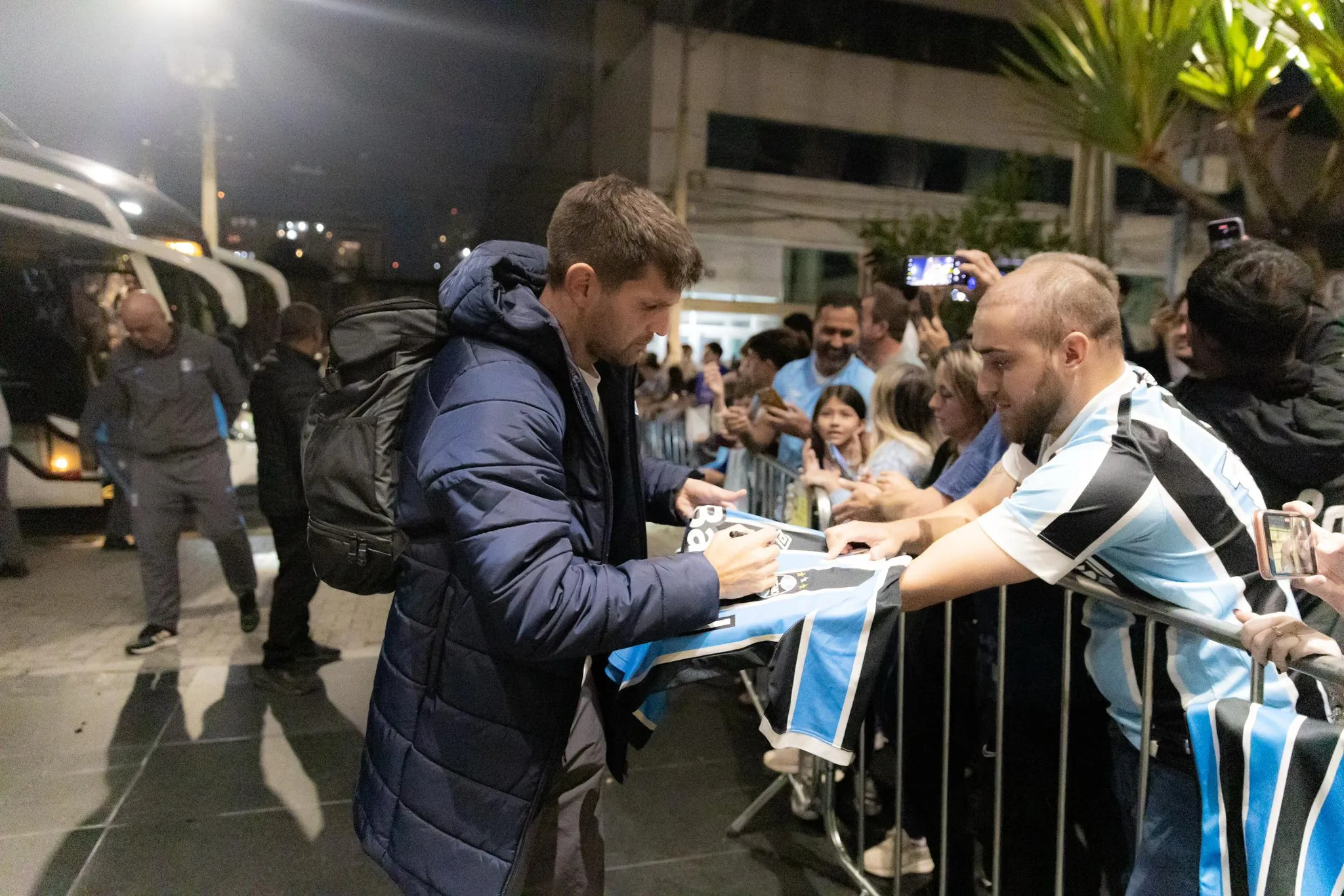 Walter Kannemann sempre para para atender os torcedores – Foto: Igor Barrankievicz/Grêmio FBPA