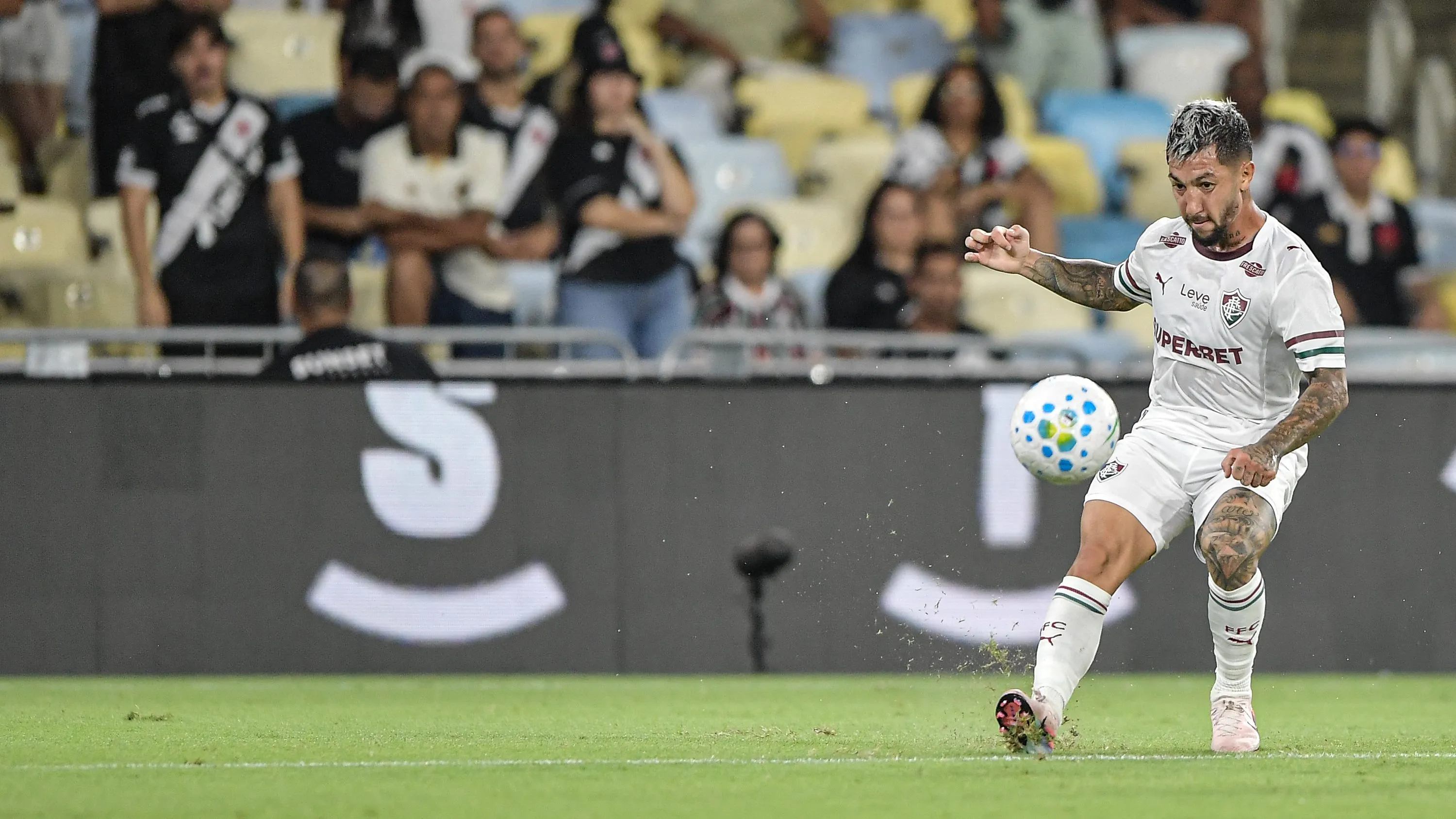 Lucho Acosta jogador do Fluminense durante partida contra o Vasco no estadio Maracana pelo campeonato Brasileiro A 2026. Foto: Thiago Ribeiro/AGIF