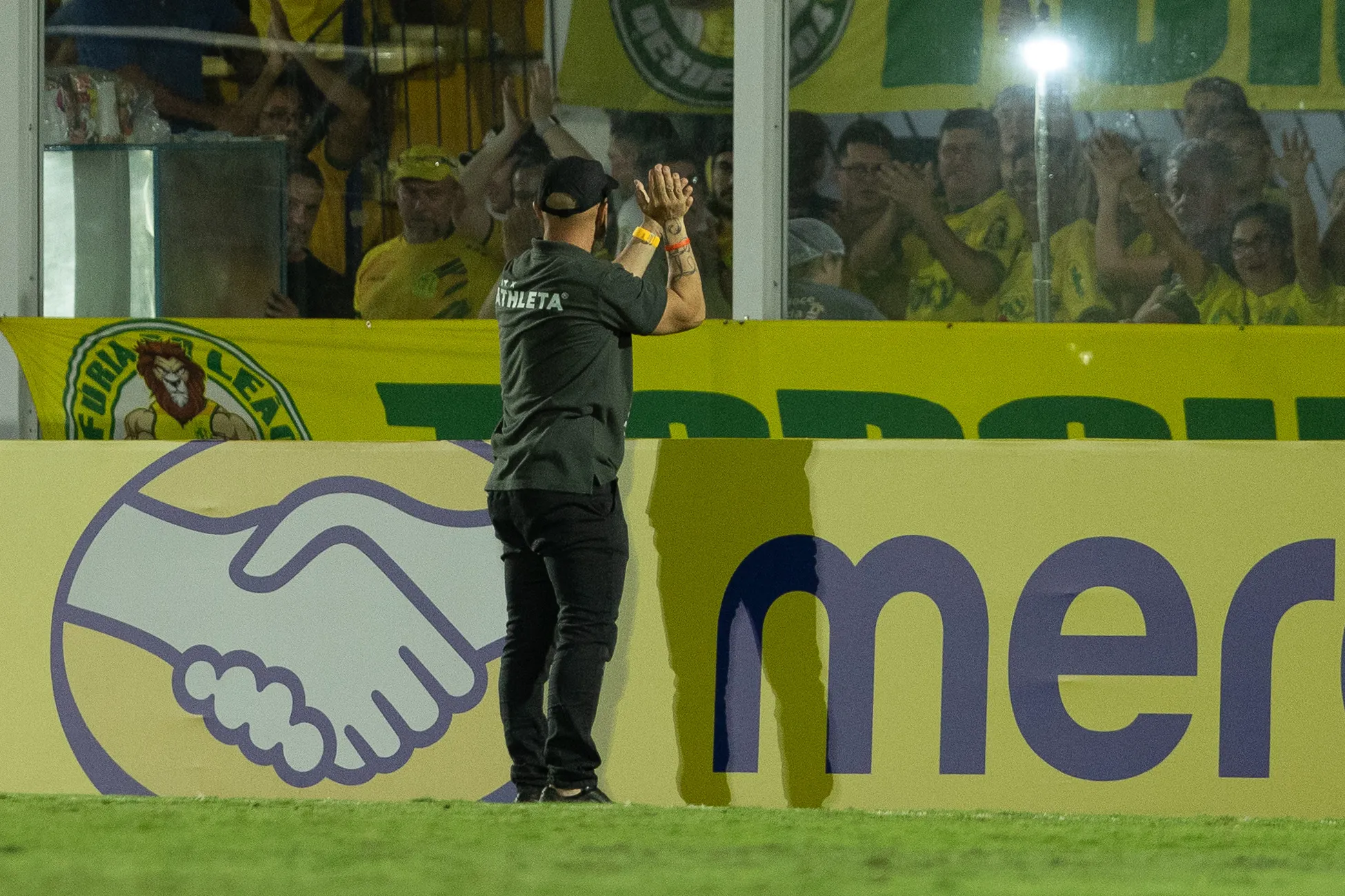Rafael Guanaes técnico do Mirassol agradecendo o apoio da torcida no final da  partida contra o Always Ready pelaCopa Libertadores 2026. Foto: Joisel Amaral/AGIF