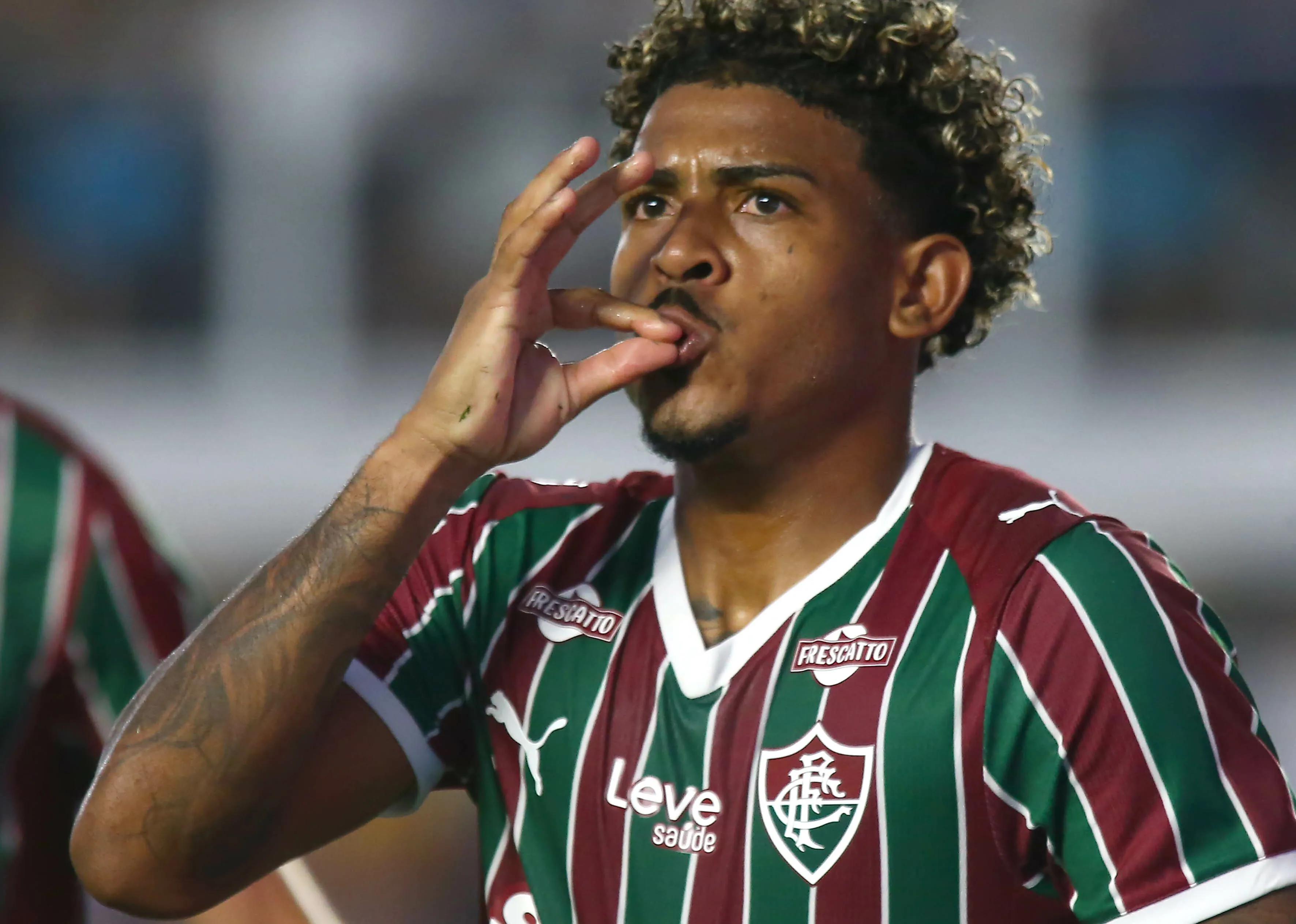 John Kennedy jogador do Fluminense comemora seu gol durante partida contra o Santos no estadio Vila Belmiro pelo campeonato Brasileiro A 2026. Foto: Mauricio De Souza/AGIF