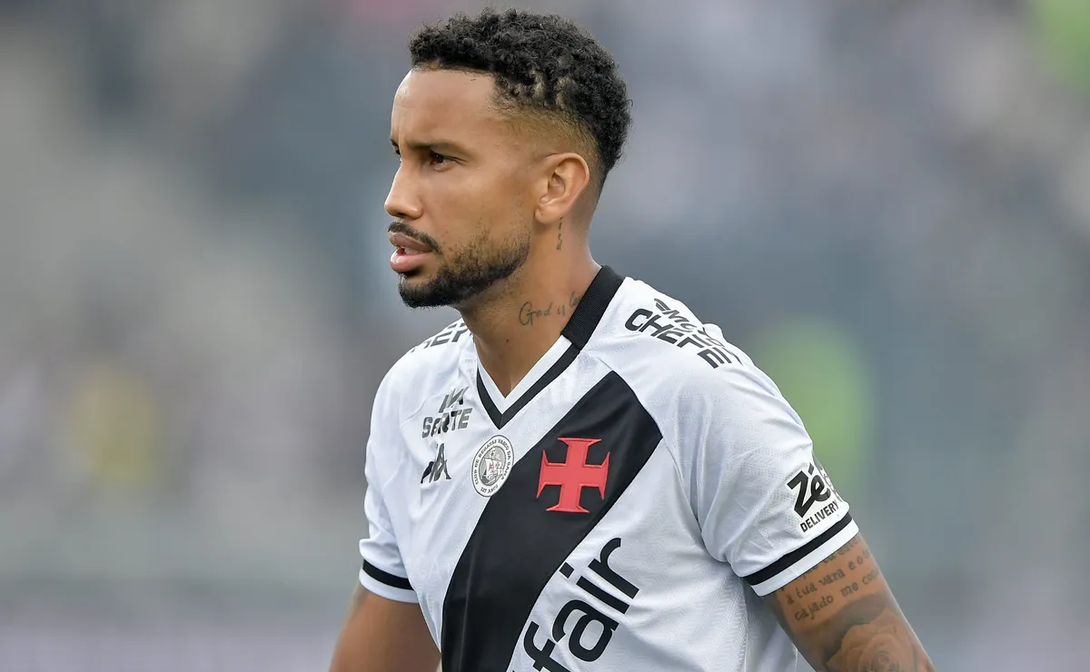 Jair volta a treinar com o elenco do Vasco após grave lesão e pode ser mais uma opção para Renato Gaúcho