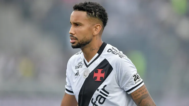 Jair jogador do Vasco durante partida contra o Corinthians no estadio Sao Januario pelo campeonato Brasileiro A 2025. Foto: Thiago Ribeiro/AGIF