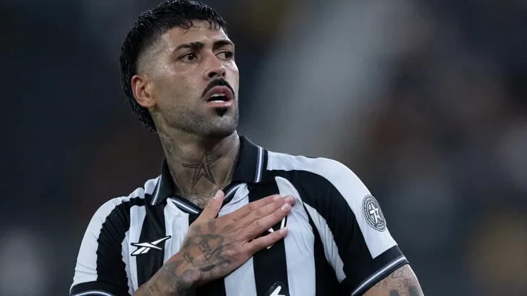 Zagueiro segue treinando pelo Botafogo