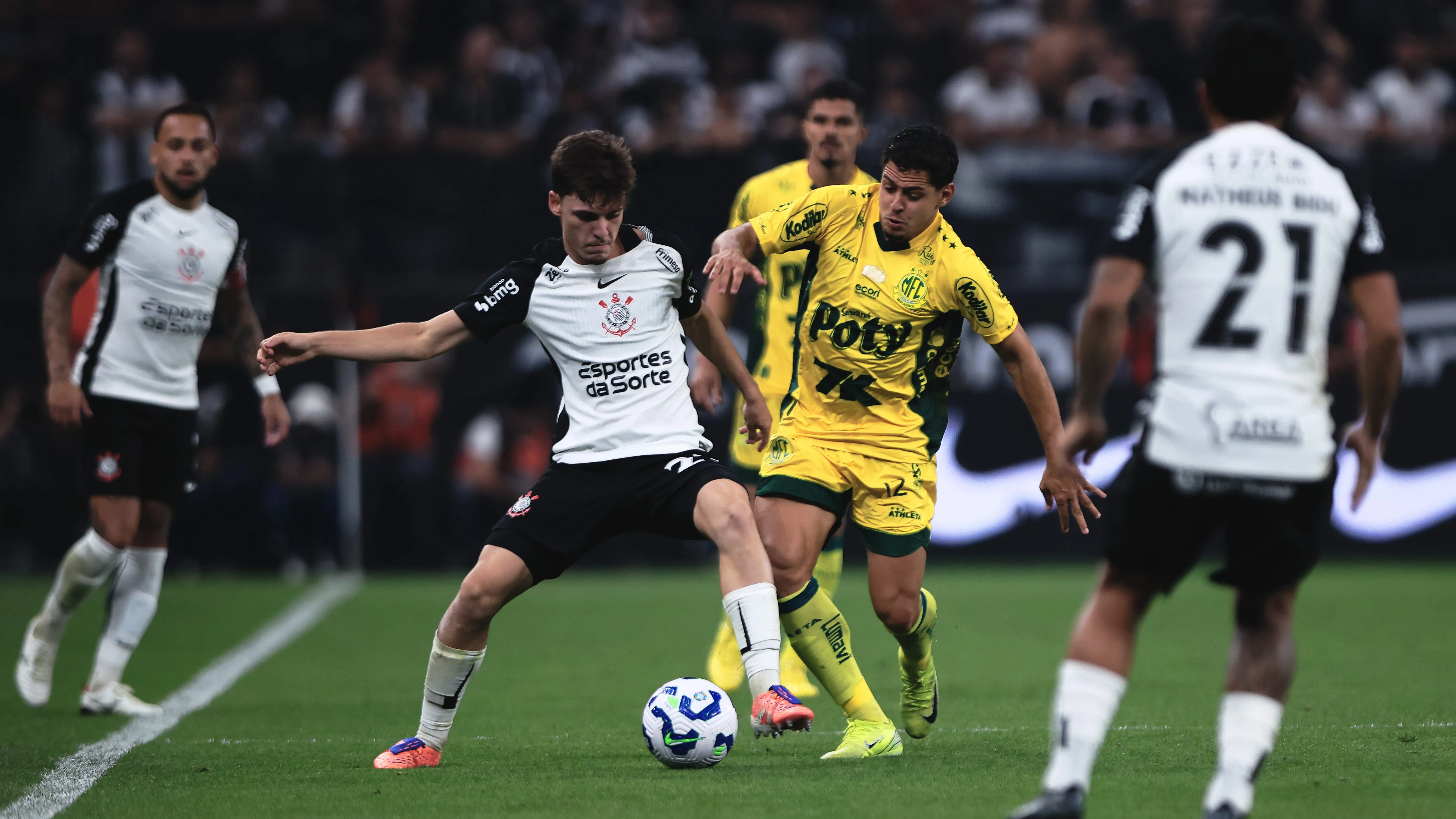 Breno Bidon jogador do Corinthians disputa lance com Guilherme jogador do Mirassol durante partida no estadio Arena Corinthians pelo campeonato Brasileiro A 2025. Foto: Ettore Chiereguini/AGIF