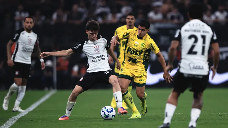 Breno Bidon jogador do Corinthians disputa lance com Guilherme jogador do Mirassol durante partida no estadio Arena Corinthians pelo campeonato Brasileiro A 2025. Foto: Ettore Chiereguini/AGIF