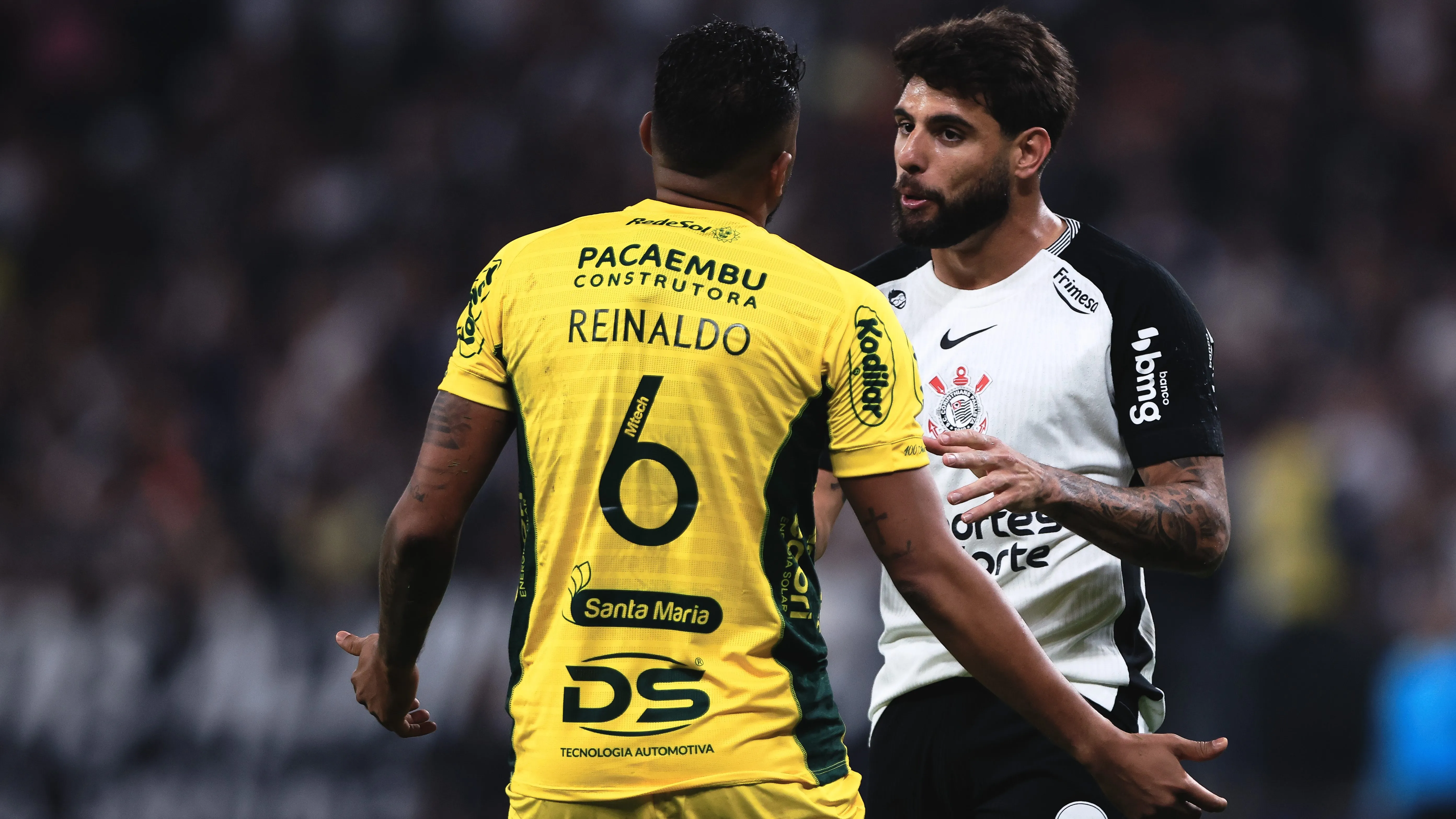Yuri Alberto jogador do Corinthians dialoga com Reinaldo jogador do Mirassol durante partida no estadio Arena Corinthians pelo campeonato Brasileiro A 2025. Foto: Ettore Chiereguini/AGIF