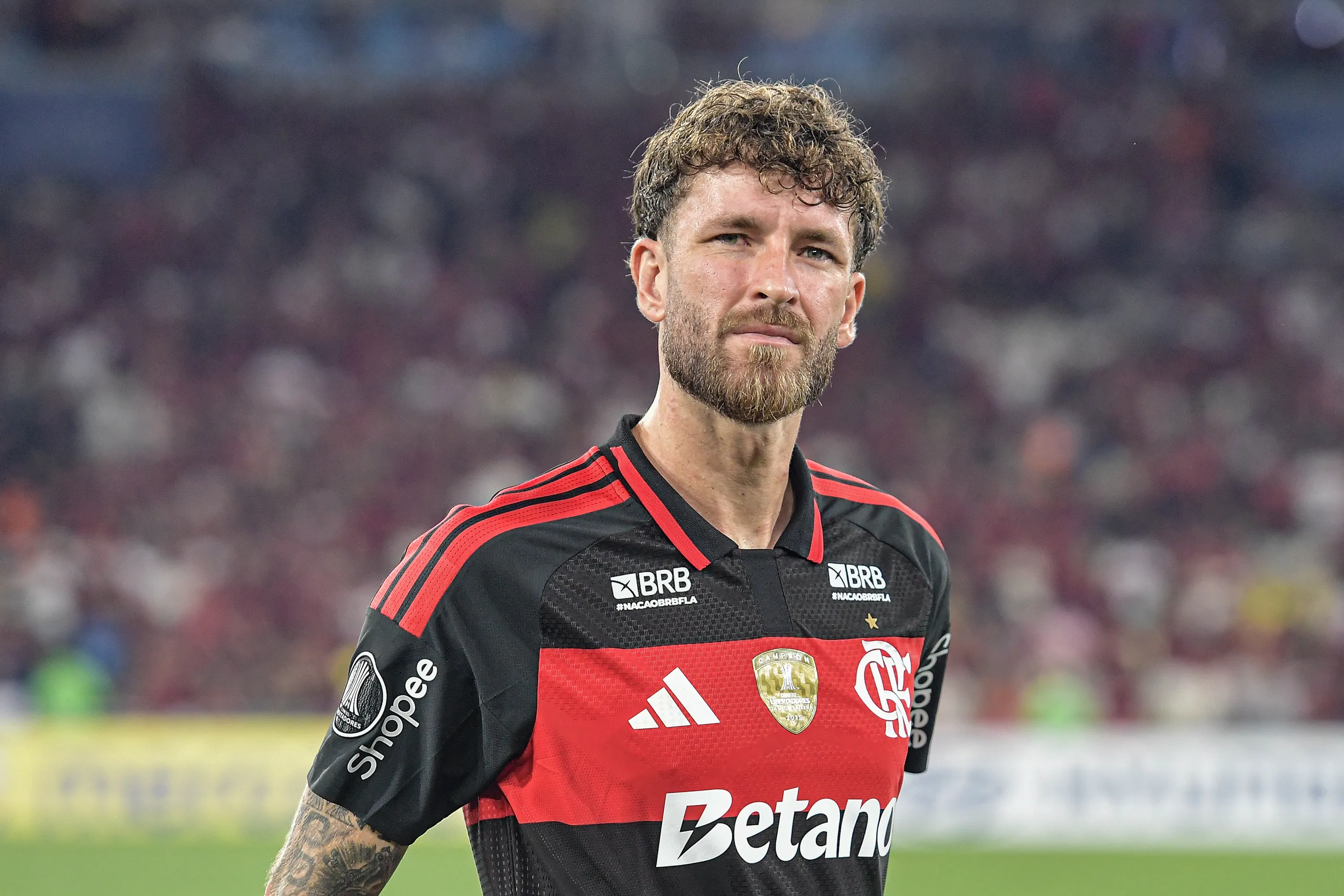 RJ – RIO DE JANEIRO – 16/04/2026 – COPA LIBERTADORES 2026, FLAMENGO X INDEPENDIENTE MEDELLIN – Leo Pereira jogador do Flamengo durante partida contra o Independiente Medellin no estadio Maracana pelo campeonato Copa Libertadores 2026. Foto: Thiago Ribeiro/AGIF