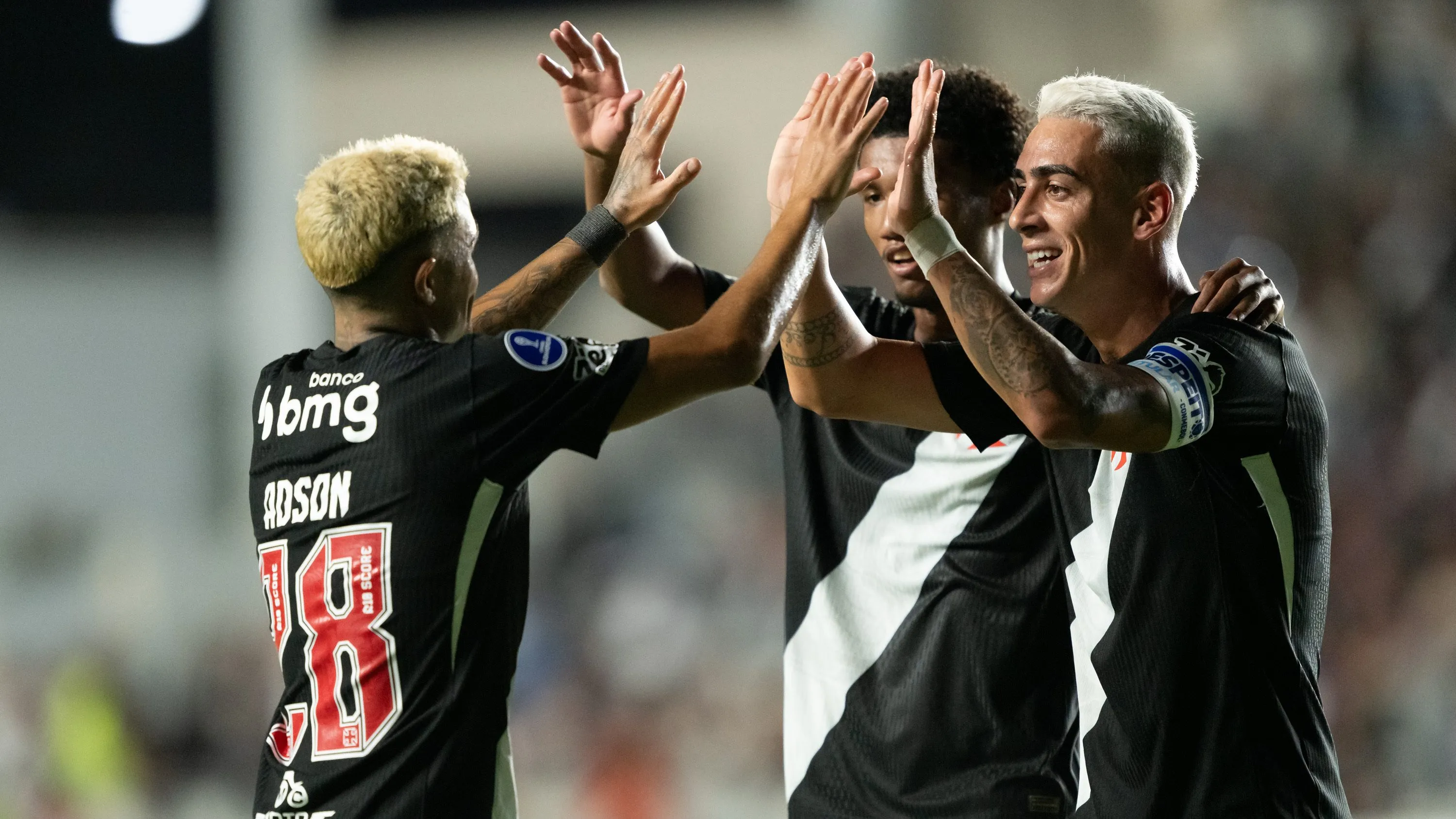 Puma Rodriguez jogador do Vasco comemora seu gol com Adson jogador da sua equipe durante partida contra o Olimpia no estadio Sao Januario pelo campeonato Copa Sul-Americana 2026. Foto: Jorge Rodrigues/AGIF