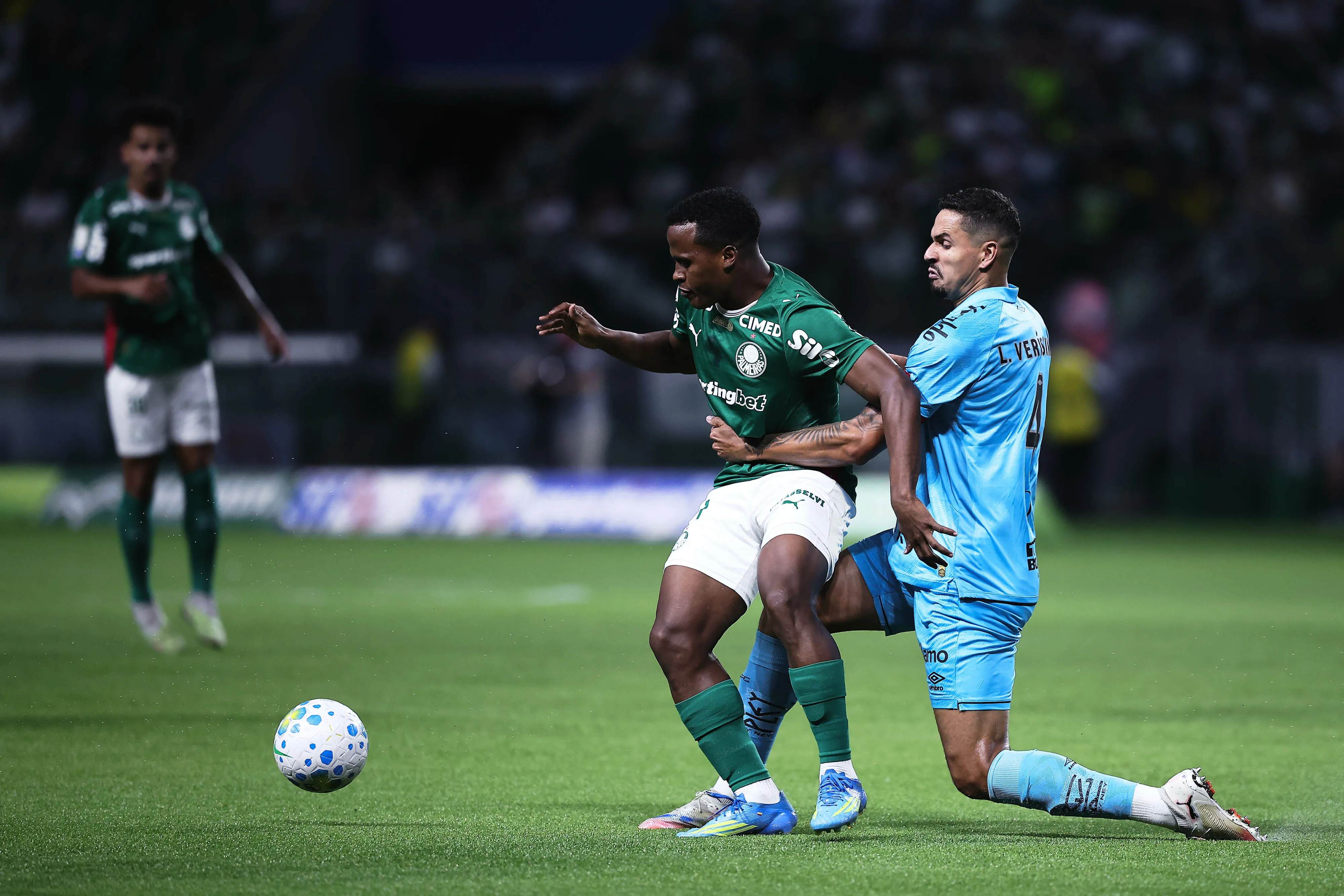 SP – SAO PAULO – 02/05/2026 – BRASILEIRO A 2026, PALMEIRAS X SANTOS – Jhon Arias jogador do Palmeiras disputa lance com Lucas Verissimo jogador do Santos durante partida no estadio Arena Allianz Parque pelo campeonato Brasileiro A 2026. Foto: Ettore Chiereguini/AGIF