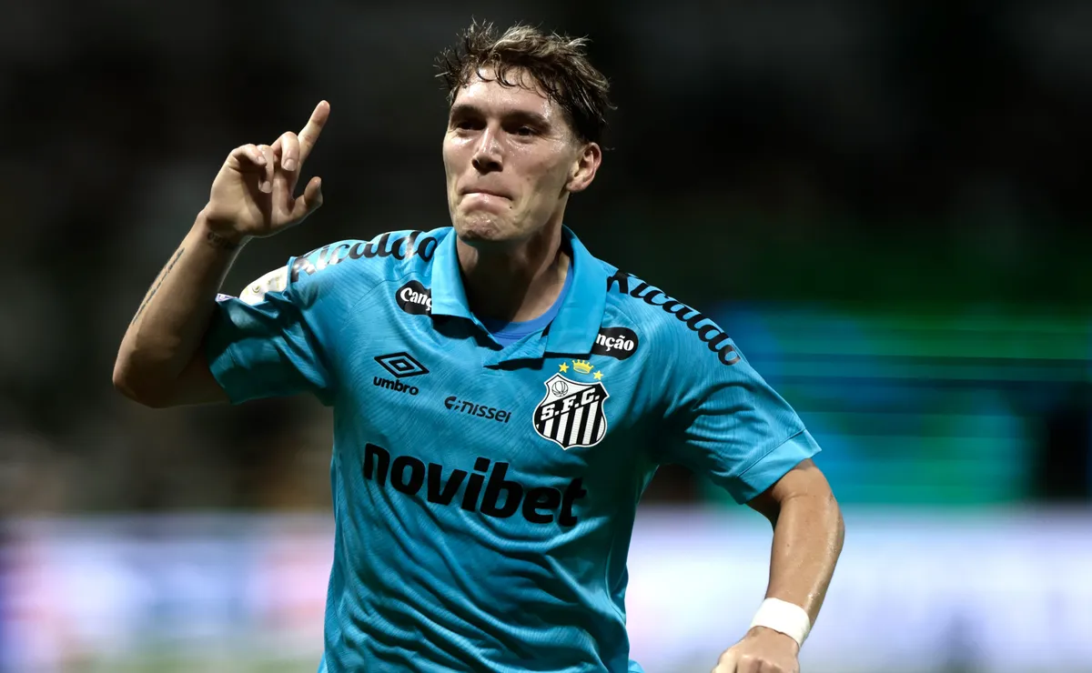 Defesa do Palmeiras comete falha, e Rollheiser aproveita para marcar o gol do Santos