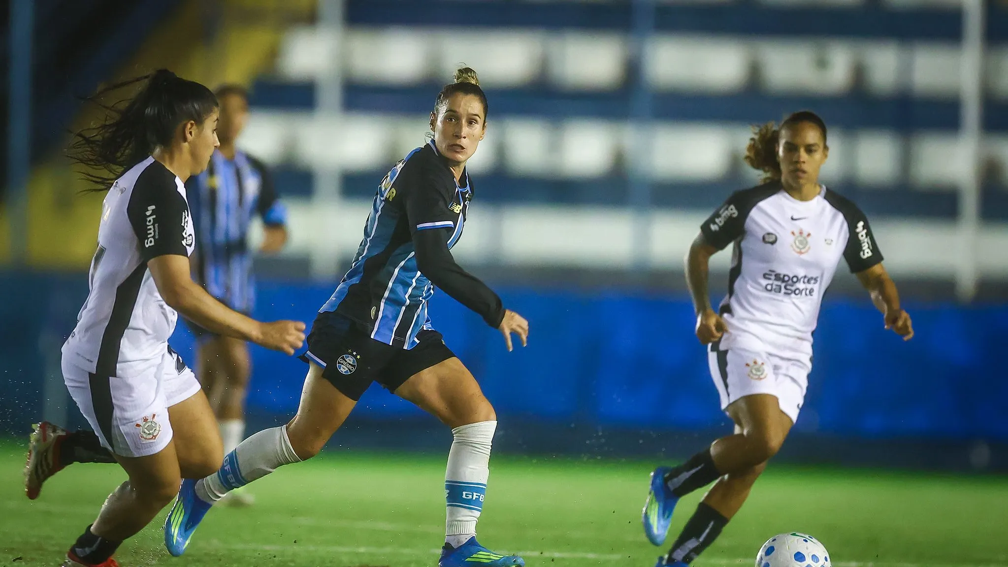Jogadoras do Grêmio e Corinthians em campo pelo Brasileirão Feminino