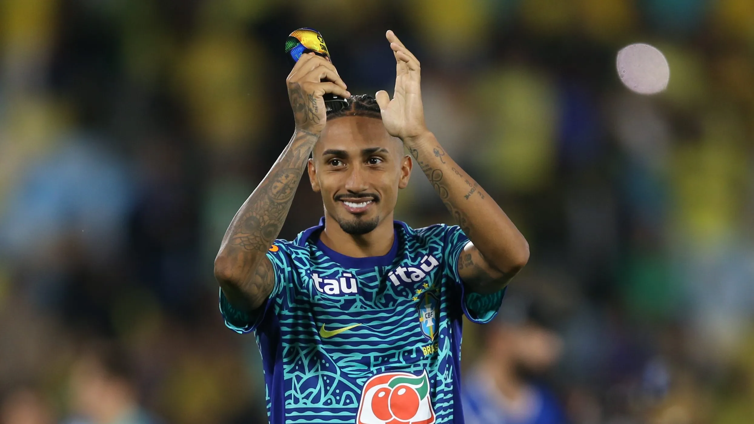 Raphinha em partida pela seleção