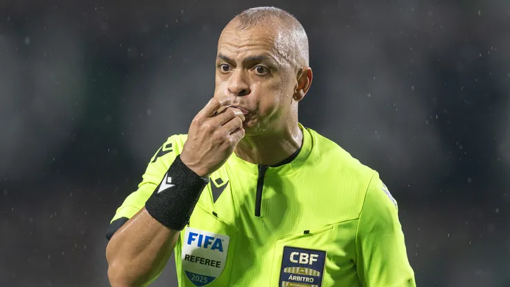 PR - CURITIBA - 25/02/2026 - BRASILEIRO A 2026, CORITIBA X SAO PAULO - O arbitro Wilton Pereira Sampaio durante partida entre Coritiba e Sao Paulo no estadio Couto Pereira pelo campeonato Brasileiro A 2026. Foto: Hedeson Alves/AGIF