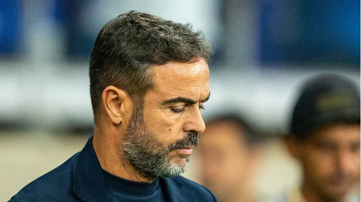 Arthur Jorge tecnico do Cruzeiro durante partida contra o Boca Juniors no estadio Mineirao pelo campeonato Copa Libertadores 2026. Foto: Fernando Moreno/AGIF