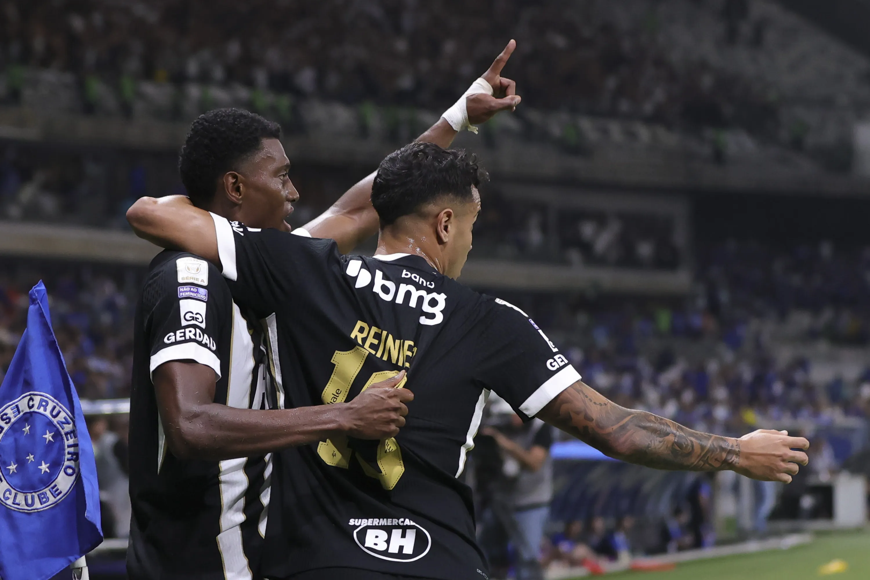 Cassierra jogador do Atletico-MG comemora seu gol durante partida contra o Cruzeiro. Foto: Gilson Lobo/AGIF