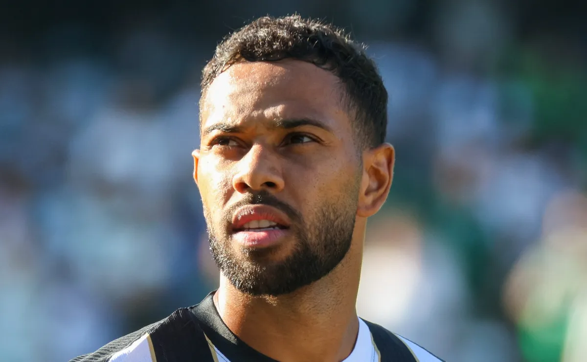 Renan Lodi dedica vitória contra o Cruzeiro a Hulk e se emociona em entrevista pós-jogo