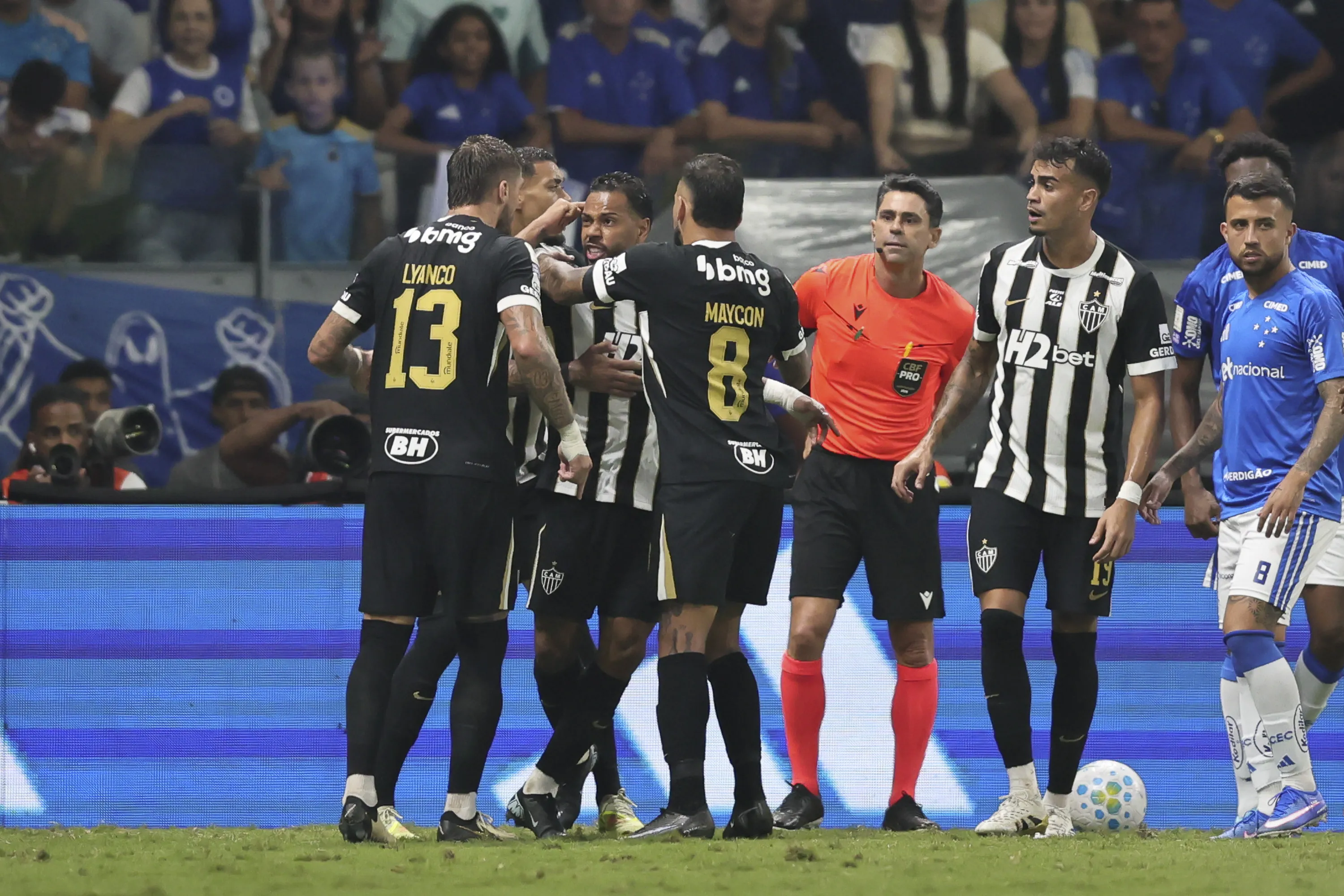 Lyanco jogador do Atletico-MG recebe cartao vermelho do arbitro e discute com Renan Lodi jogador da propria equipe durante partida contra o Cruzeiro no estadio Mineirao pelo campeonato Brasileiro A 2026. Foto: Gilson Lobo/AGIF