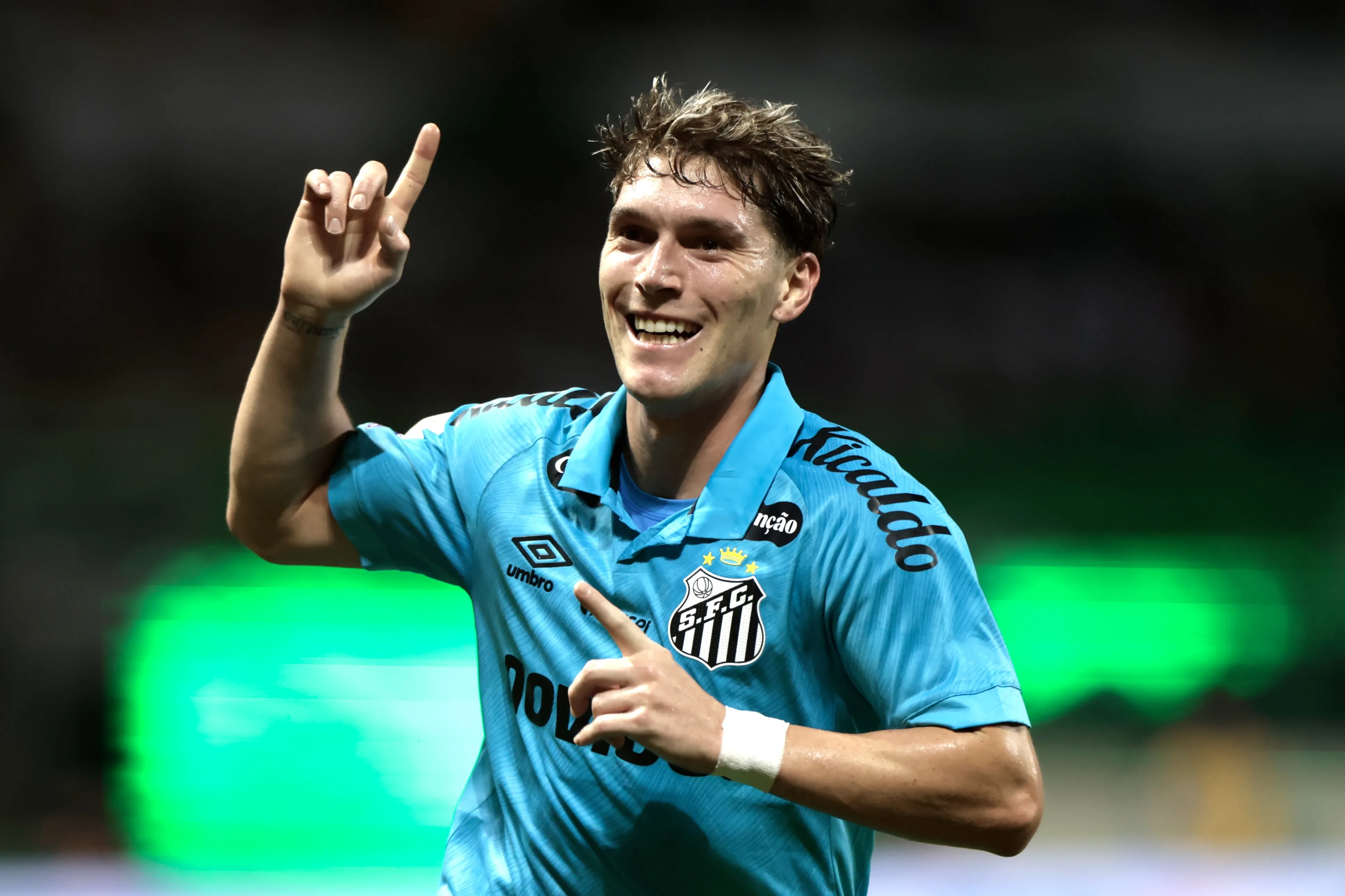 SP – SAO PAULO – 02/05/2026 – BRASILEIRO A 2026, PALMEIRAS X SANTOS – Rollheiser jogador do Santos comemora seu gol durante partida contra o Palmeiras no estadio Arena Allianz Parque pelo campeonato Brasileiro A 2026. Foto: Marcello Zambrana/AGIF